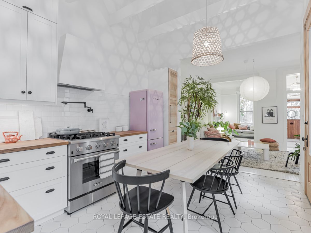 52 De Grassi St