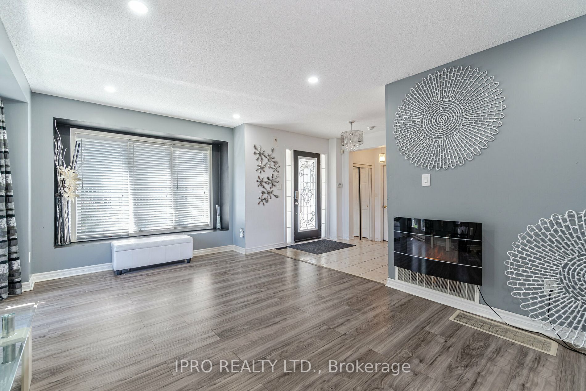 23 Burnsborough St