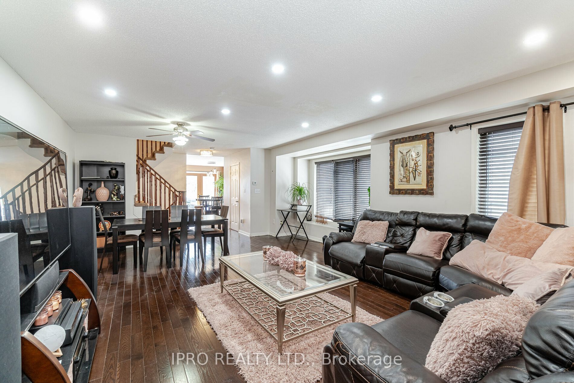 23 Burnsborough St