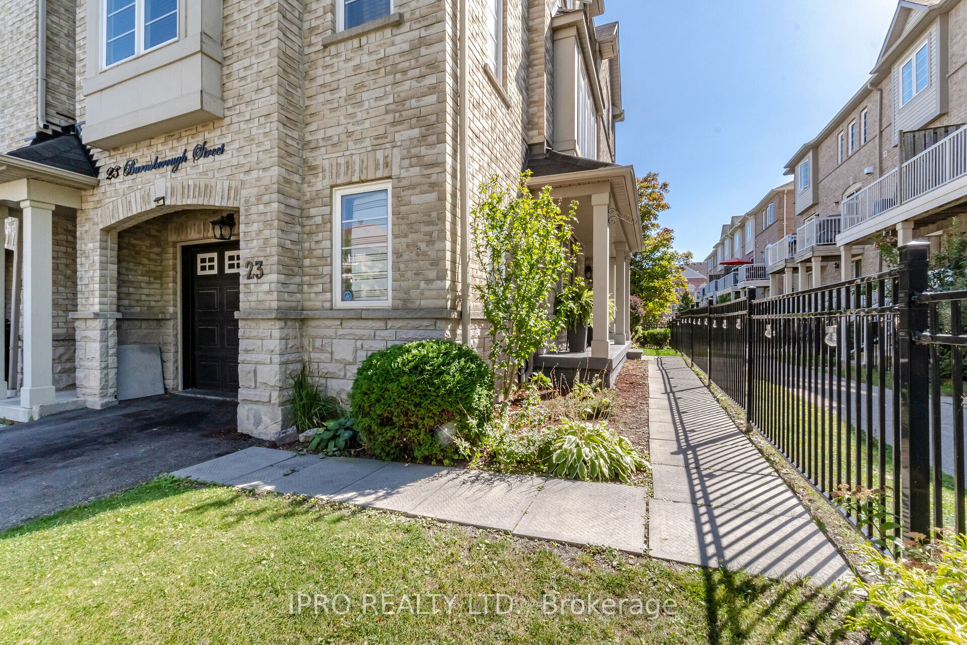 23 Burnsborough St