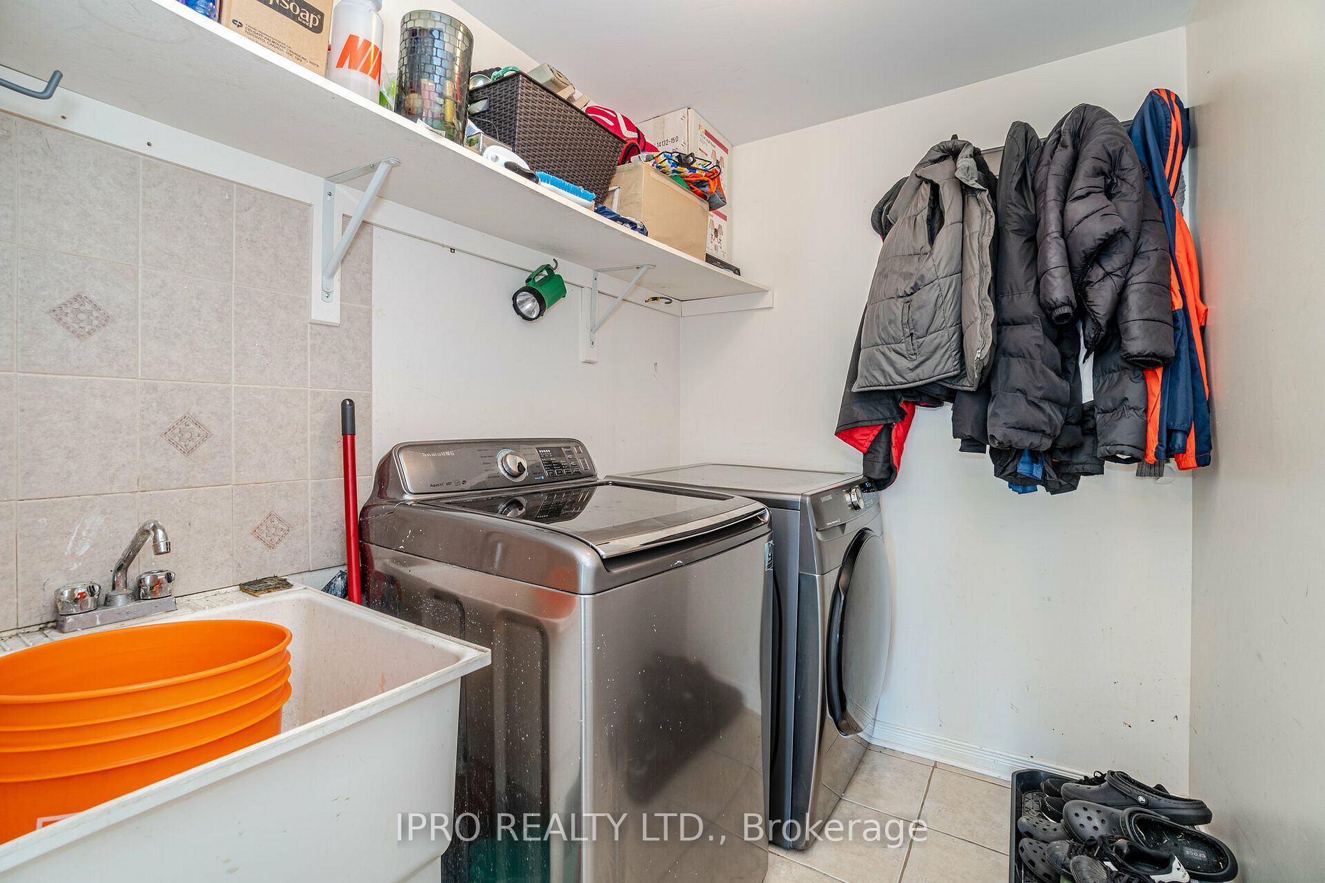 23 Burnsborough St