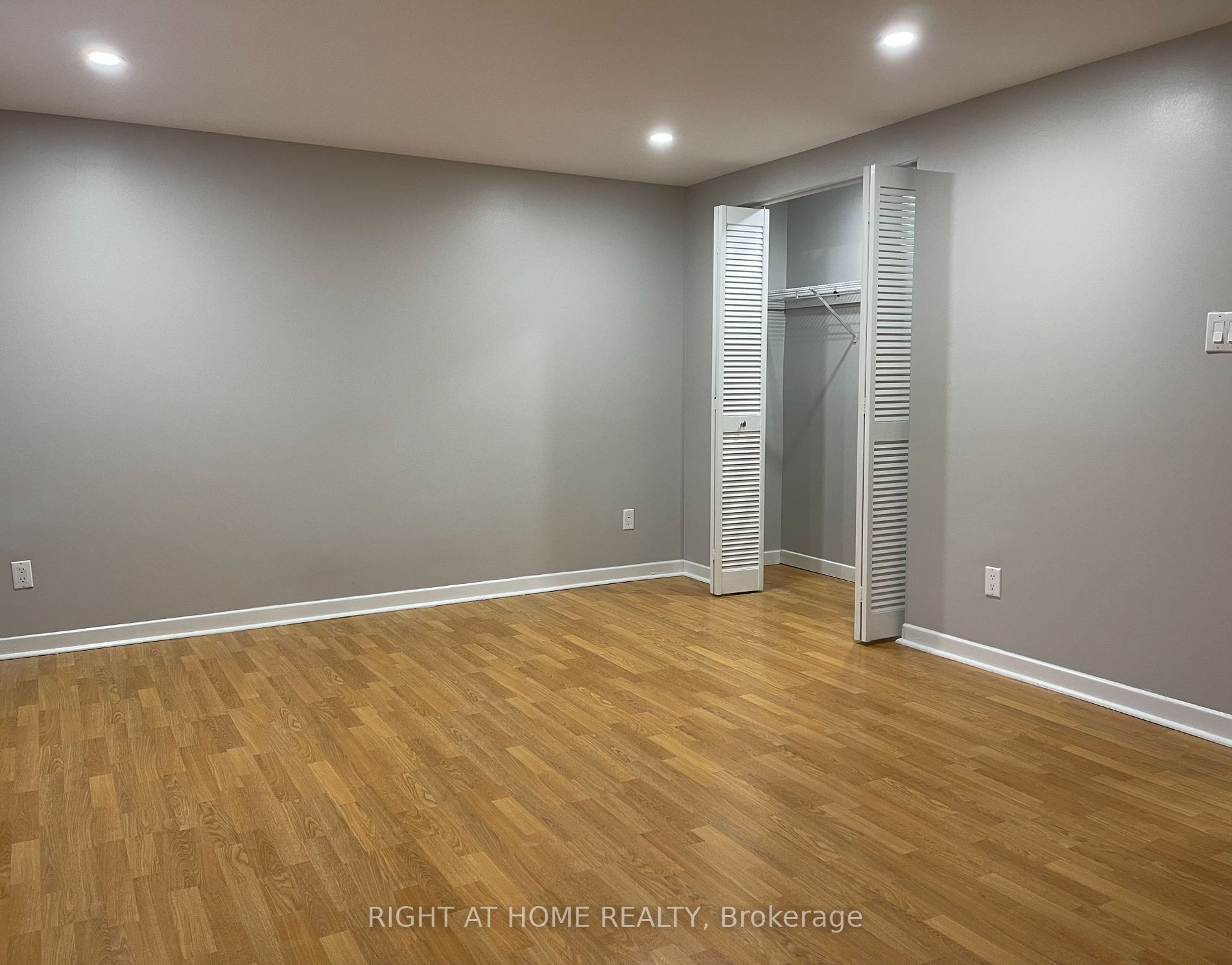390 Camelot Crt