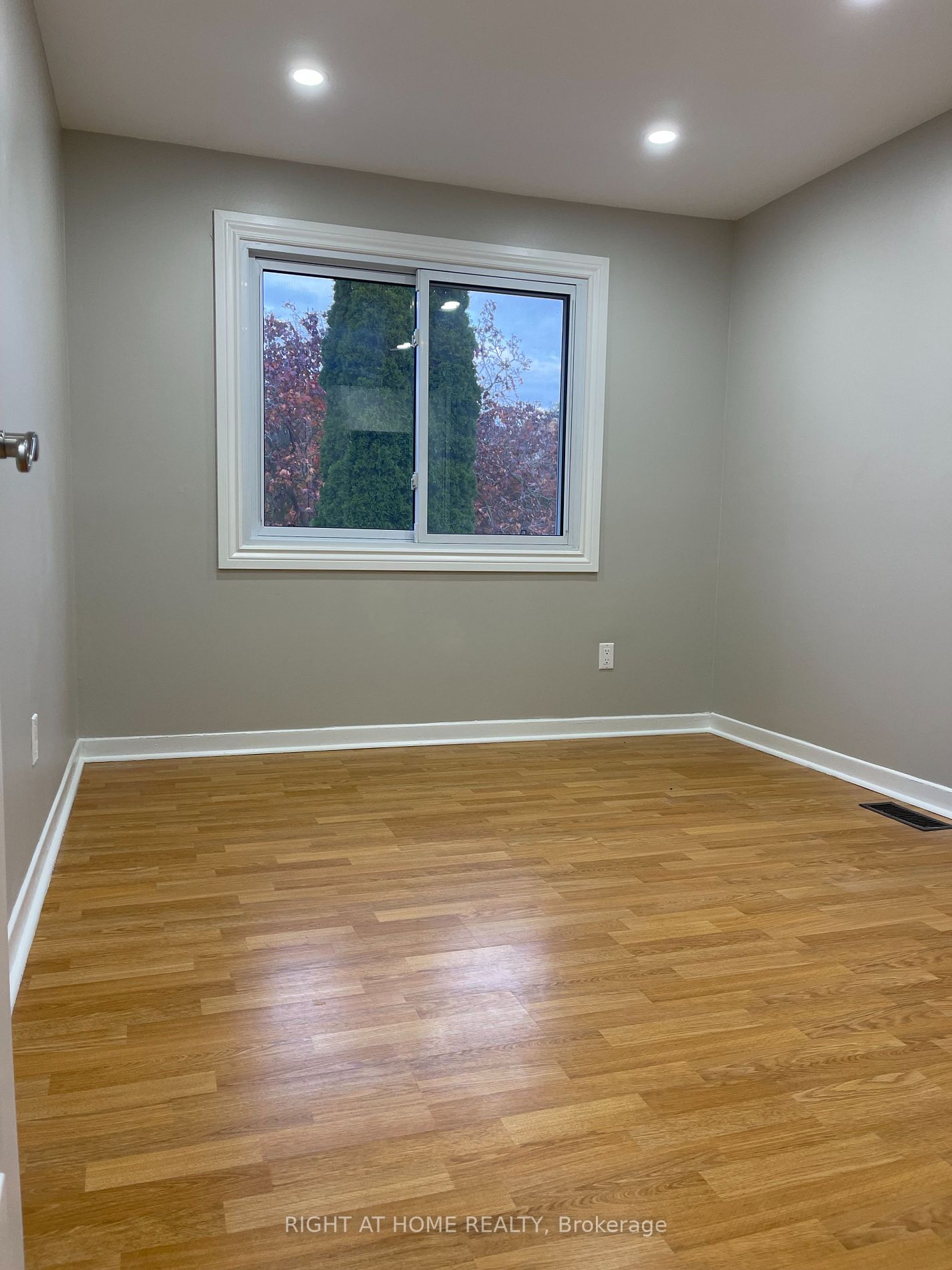 390 Camelot Crt