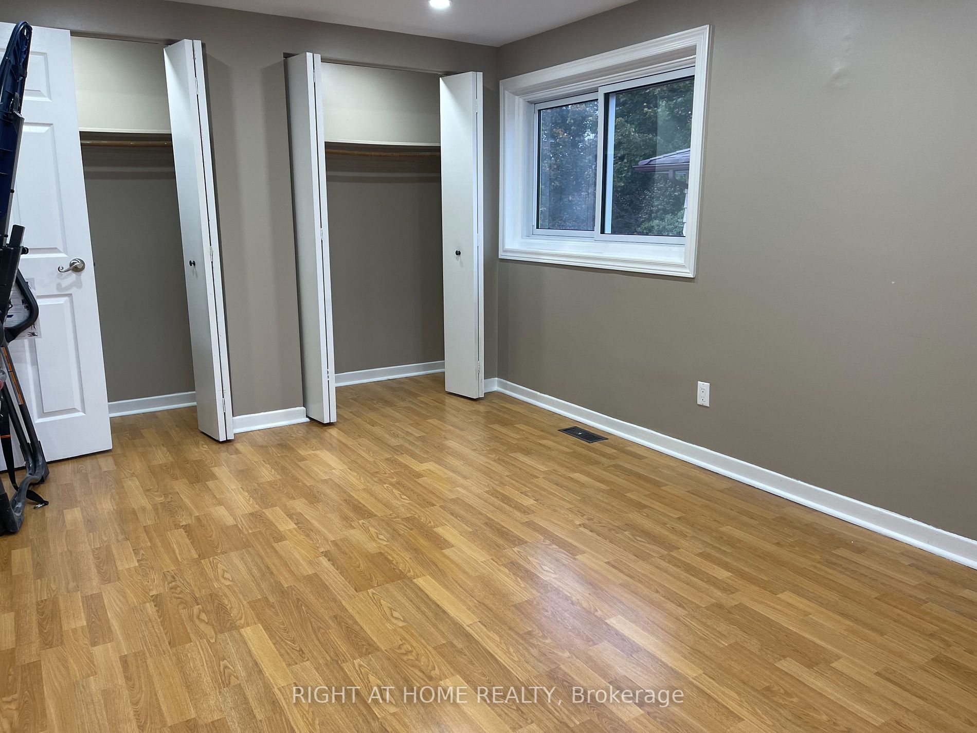 390 Camelot Crt