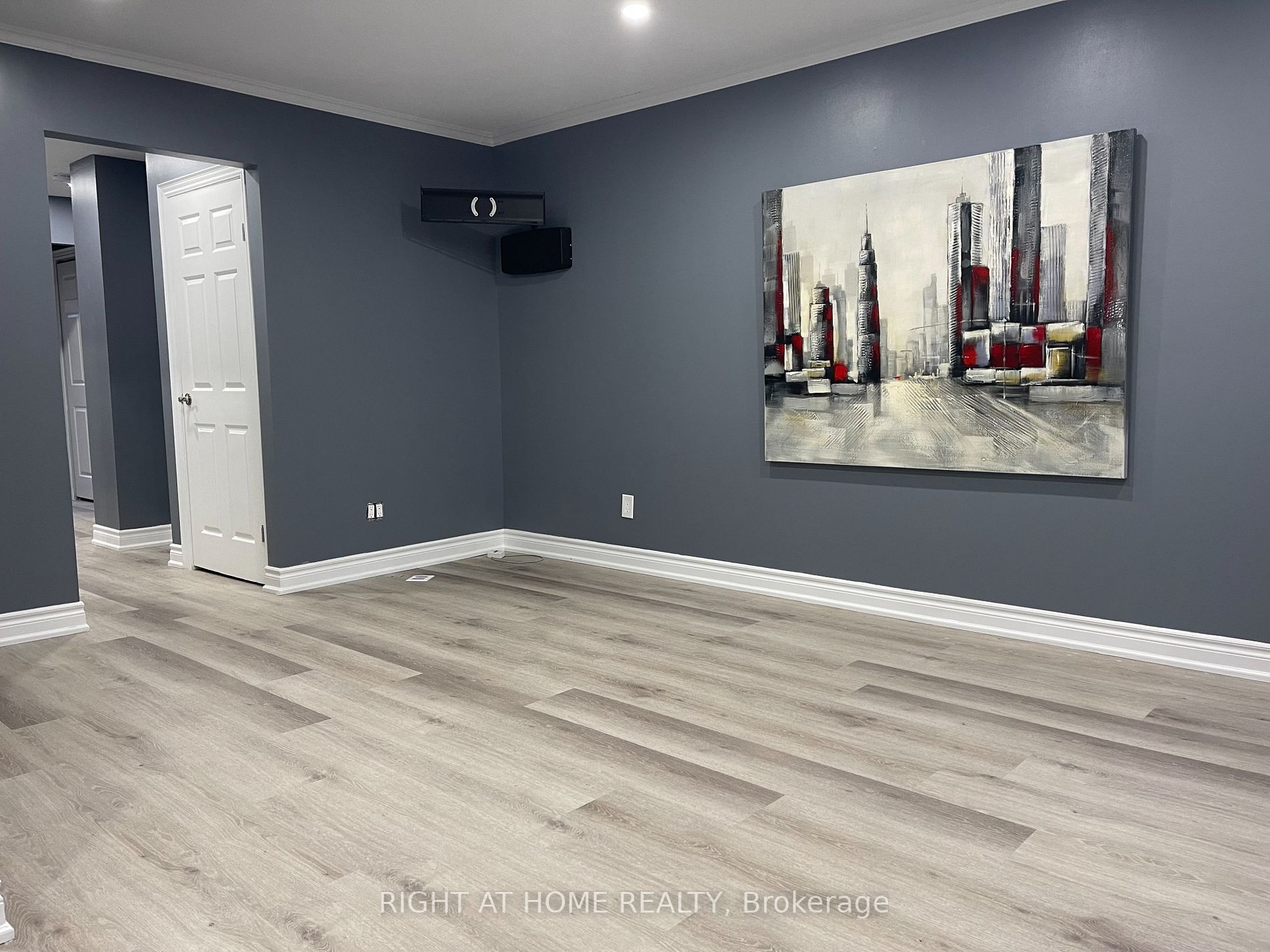 390 Camelot Crt