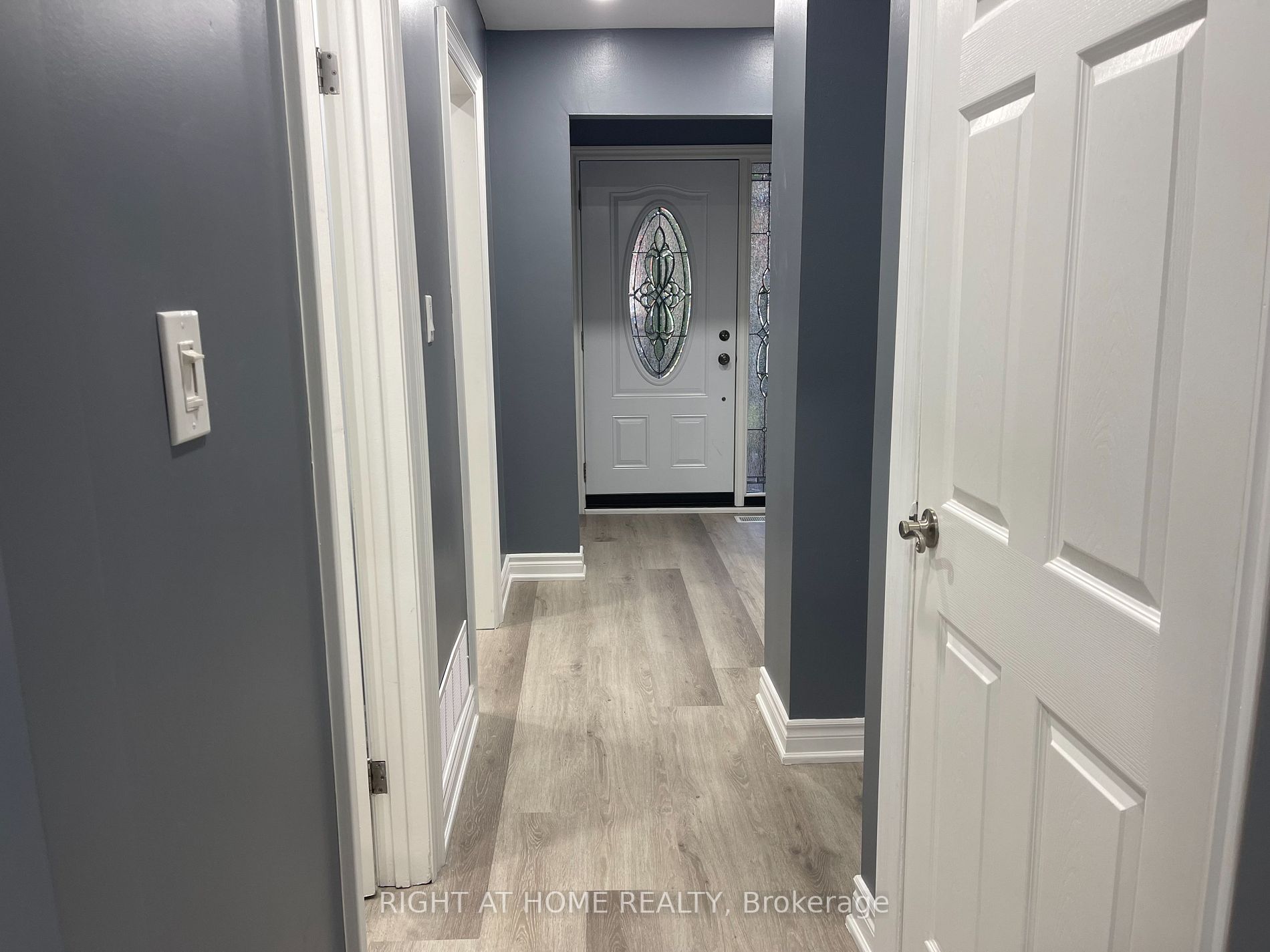 390 Camelot Crt
