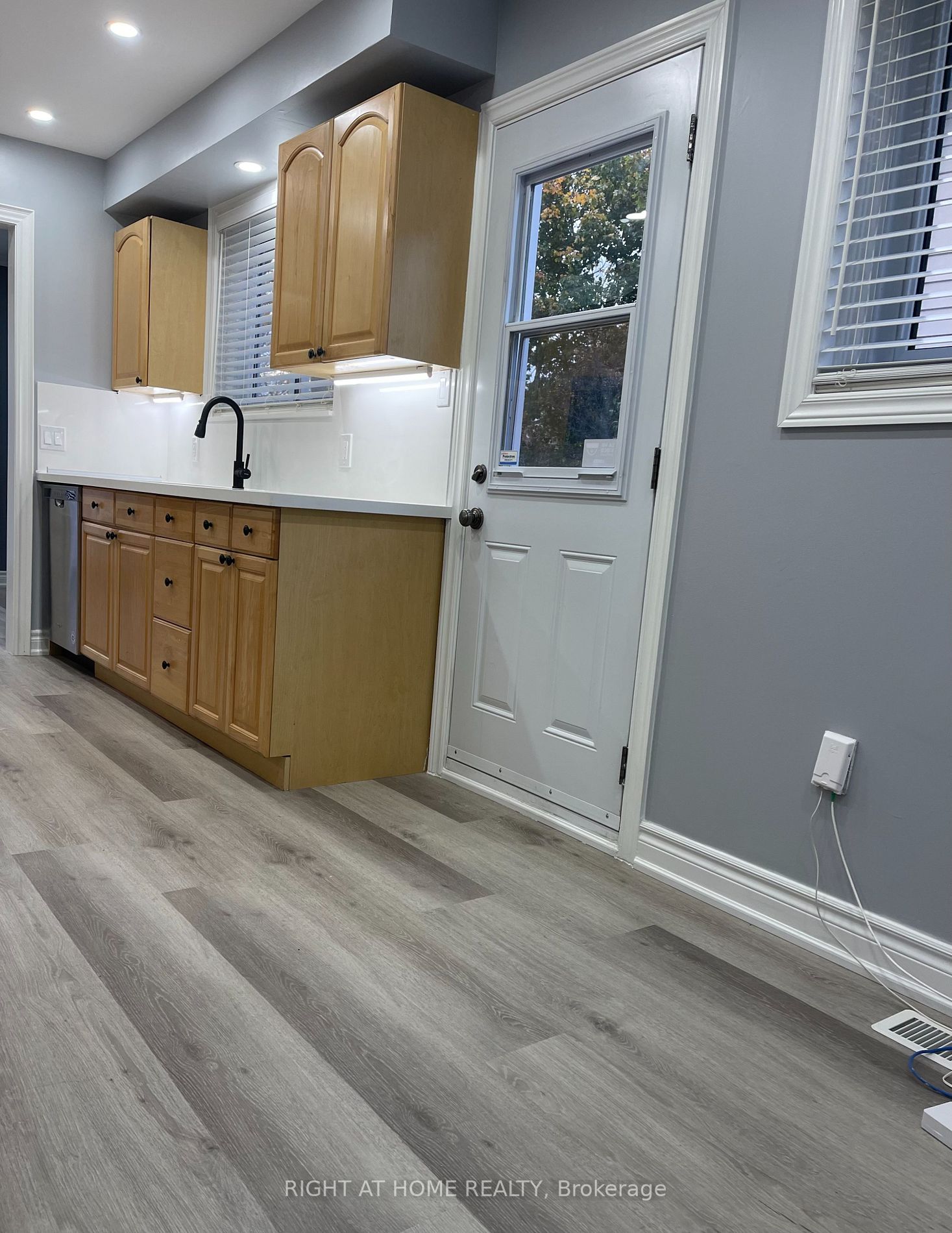 390 Camelot Crt