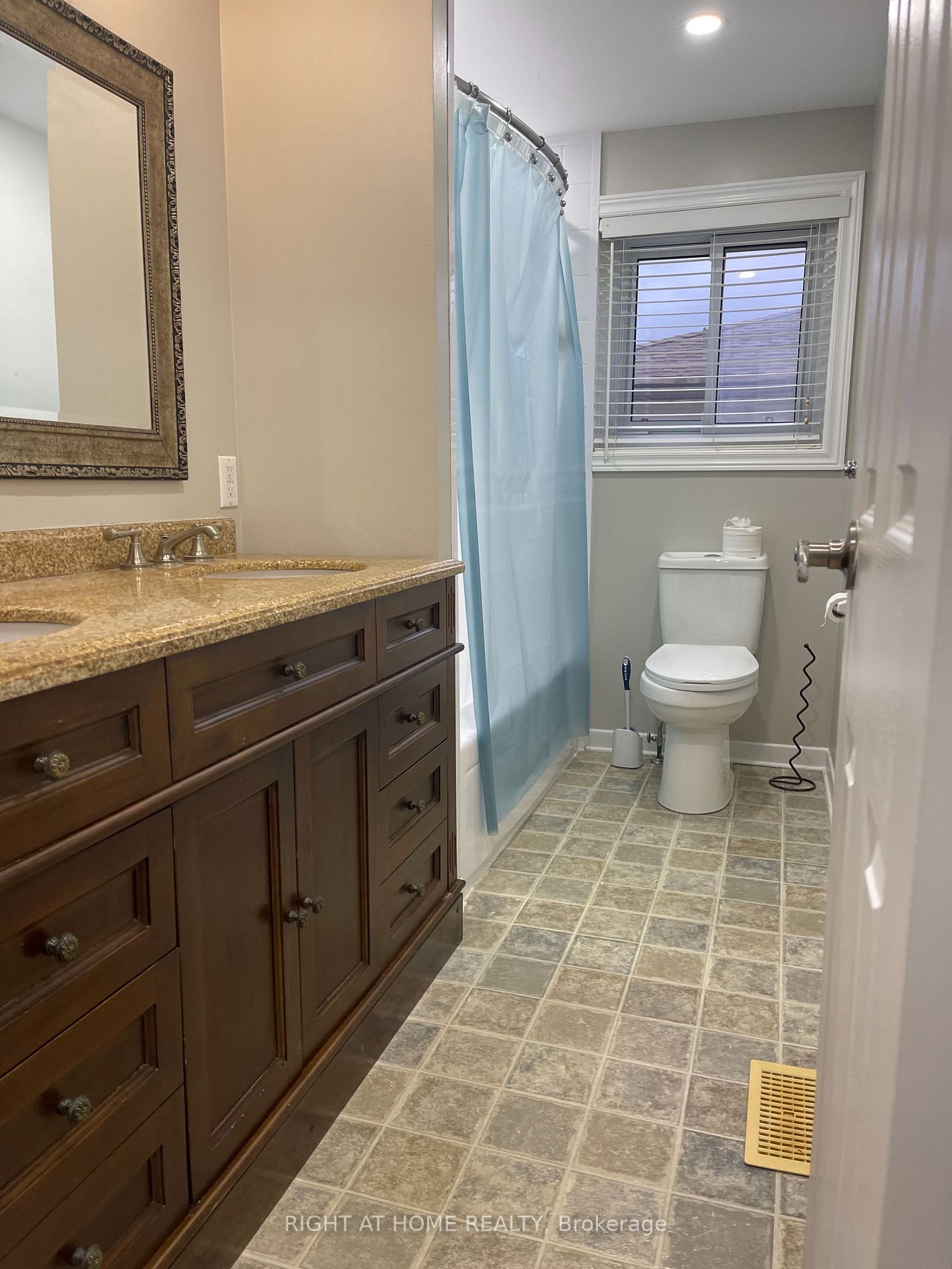 390 Camelot Crt