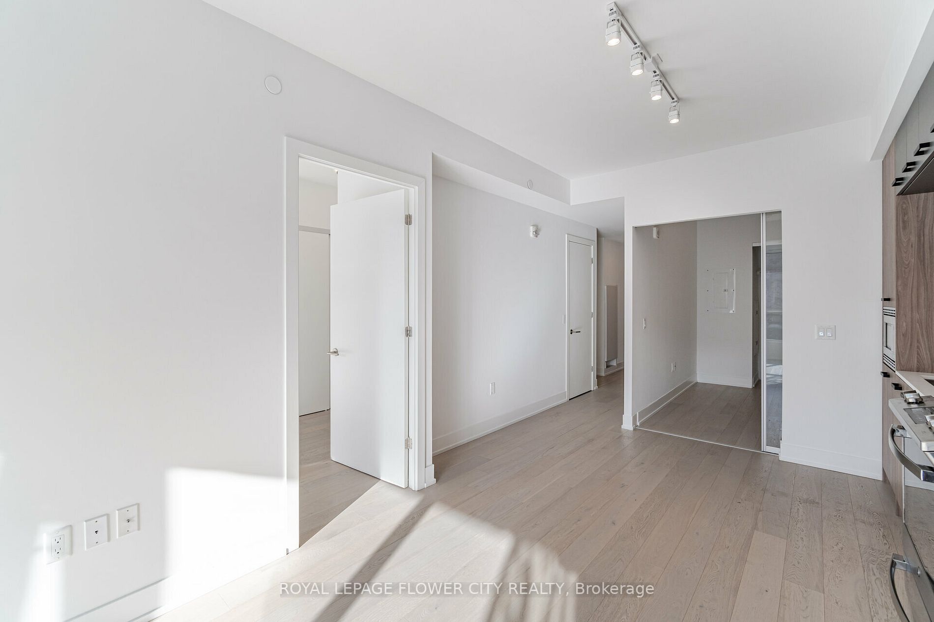 1331 Queen St E, #411