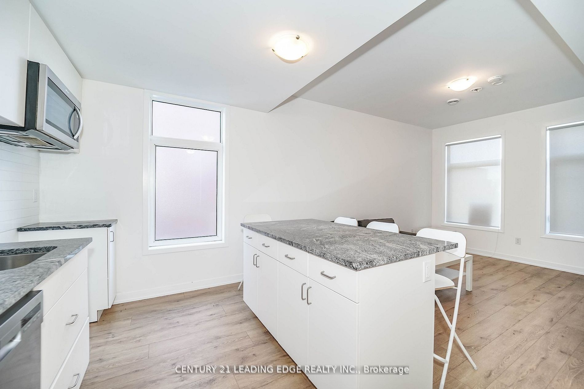 1720 Simcoe St N, #31