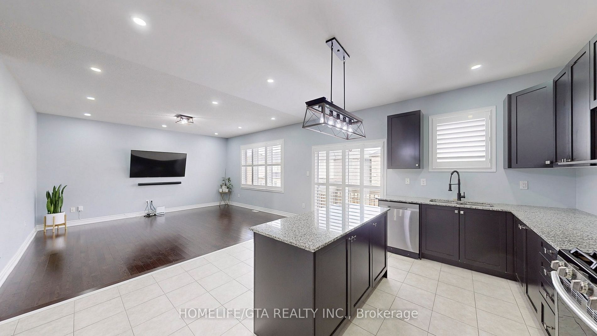 30 Raithby Cres