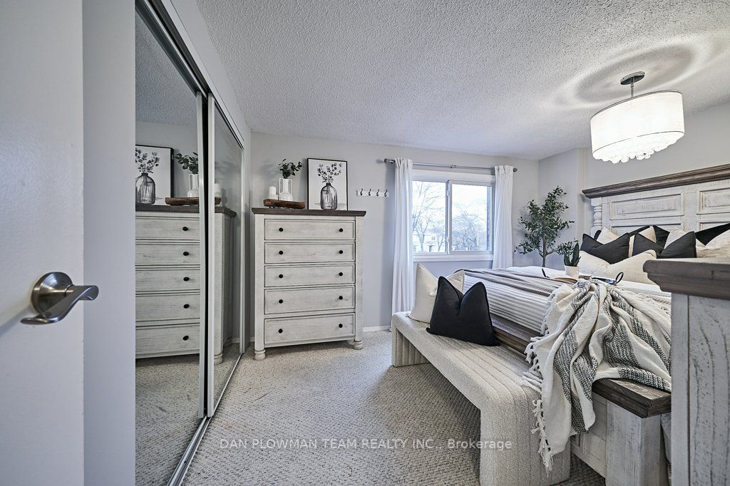 98 Greenfield Cres