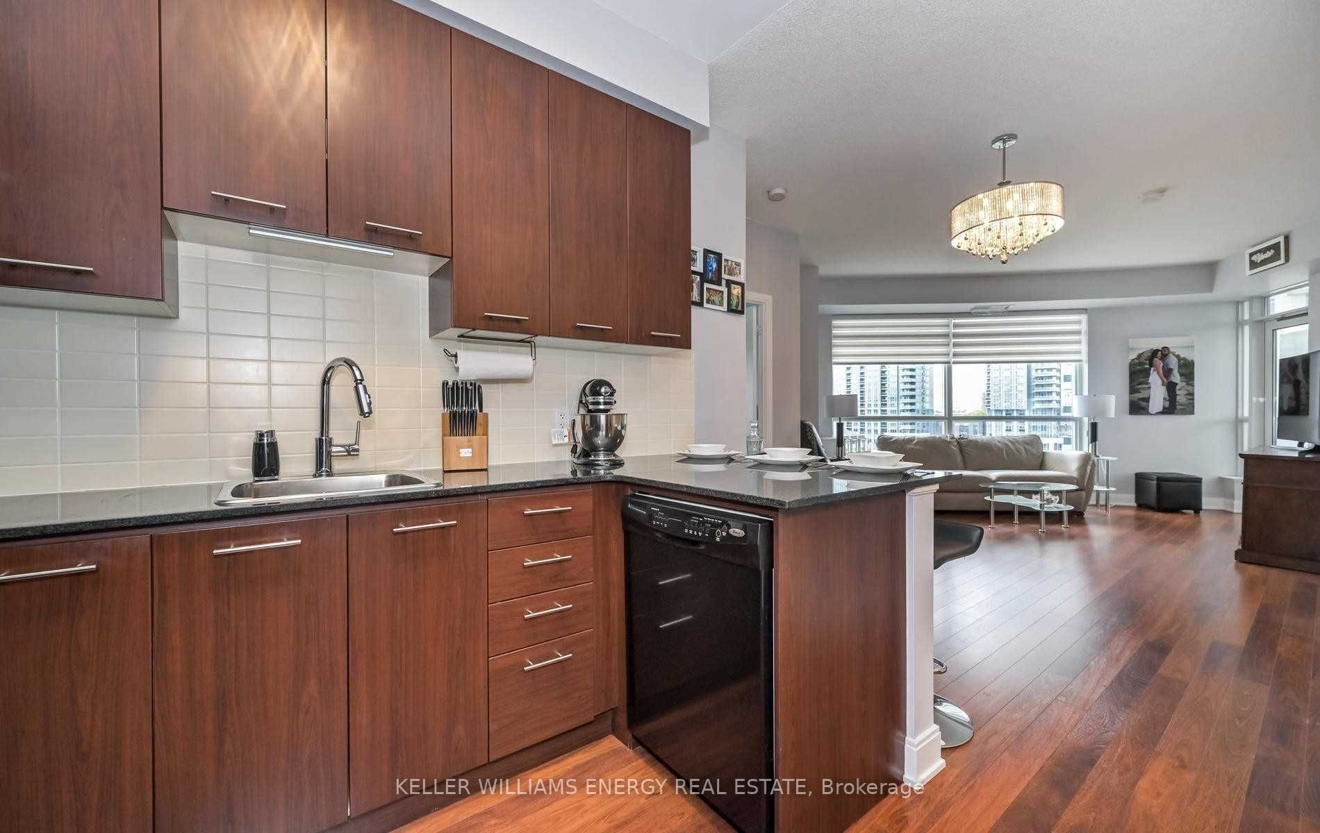135 Village Green Sq, #623