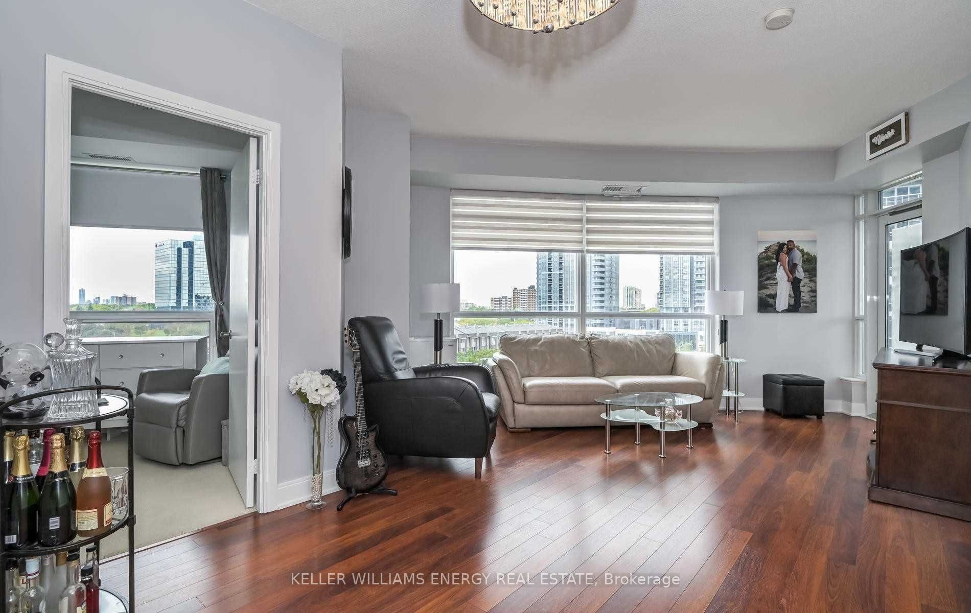 135 Village Green Sq, #623