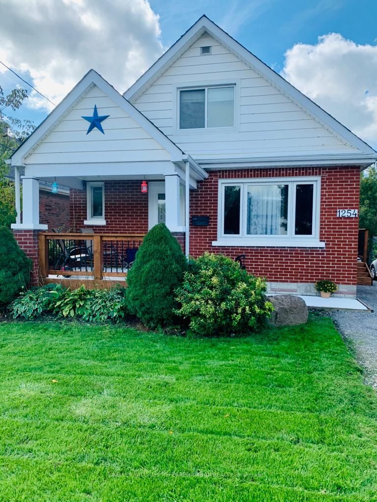 1254 Simcoe St S