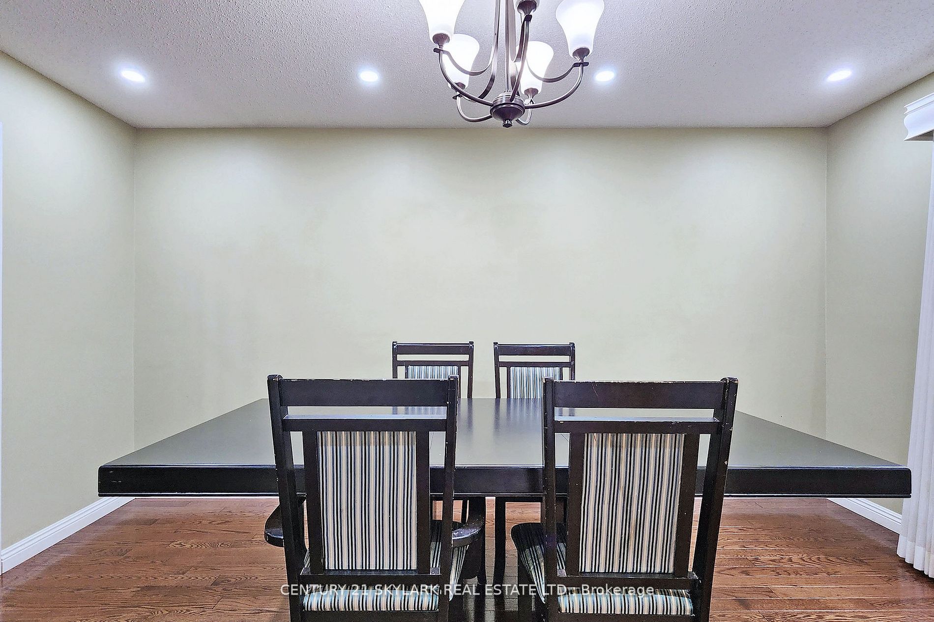 2388 Wildwood Cres