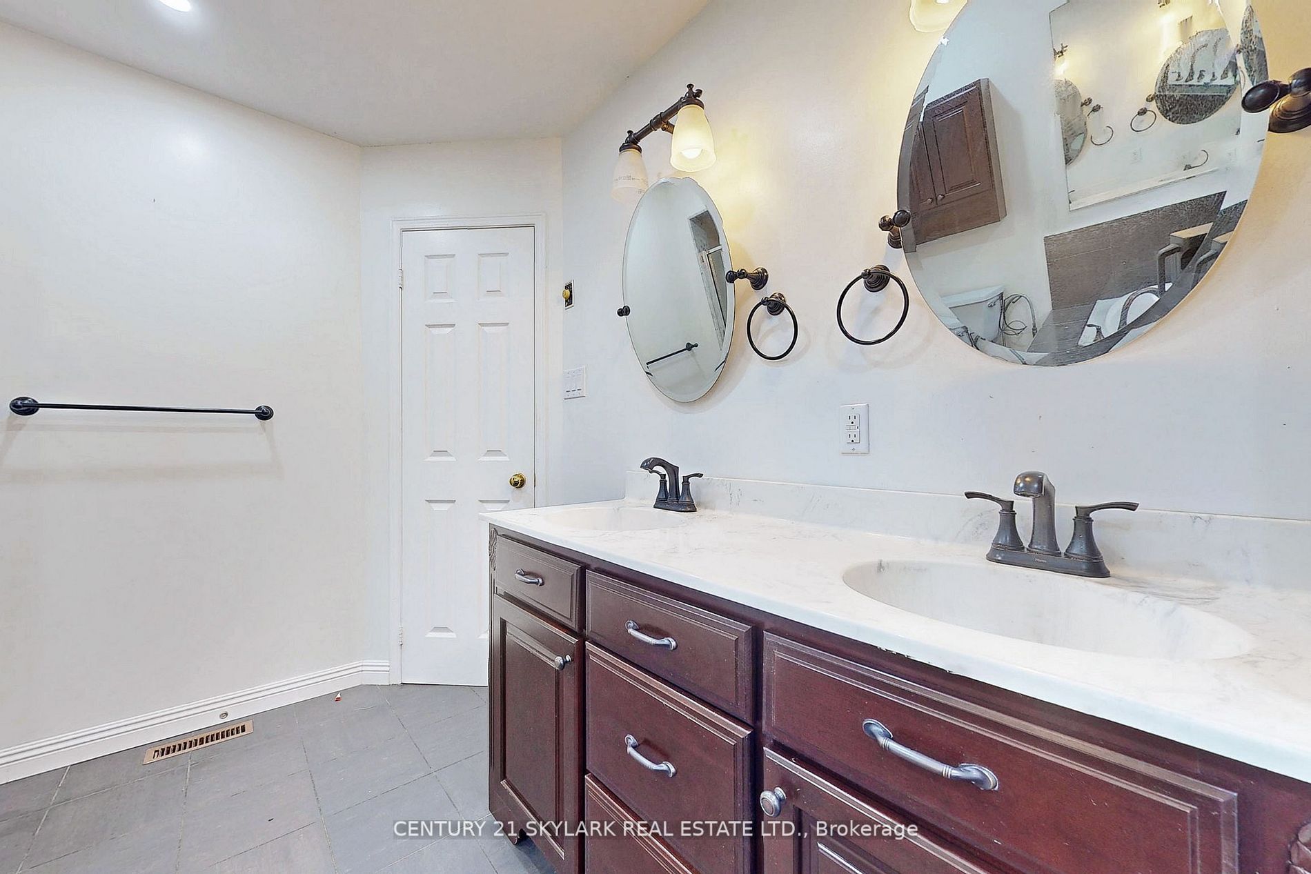 2388 Wildwood Cres