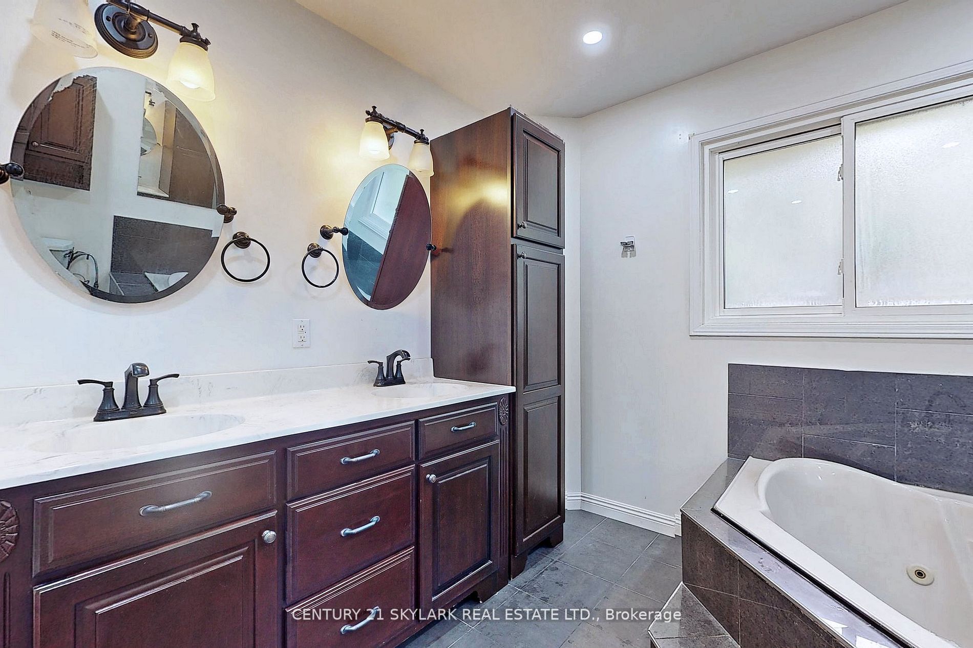 2388 Wildwood Cres