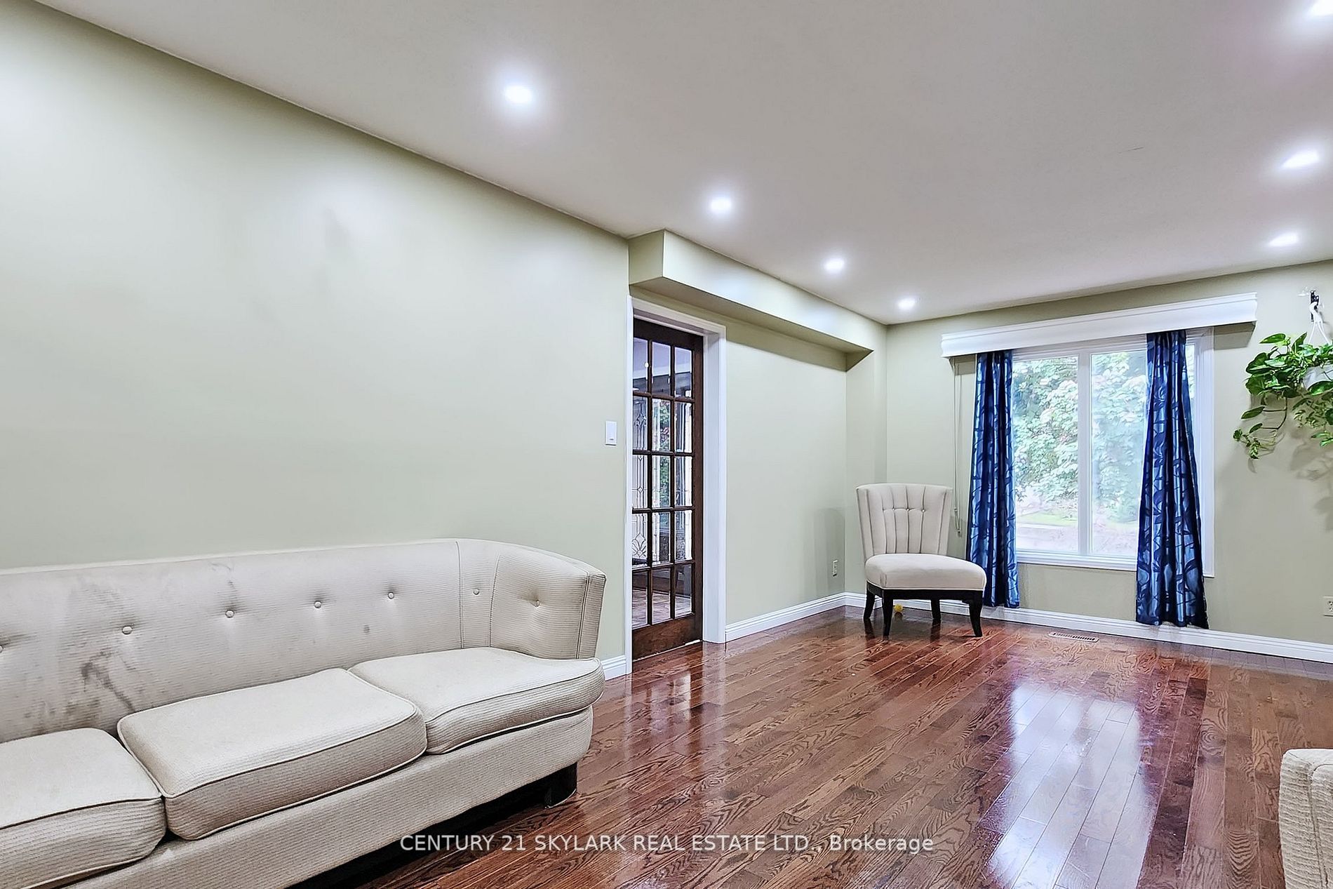 2388 Wildwood Cres