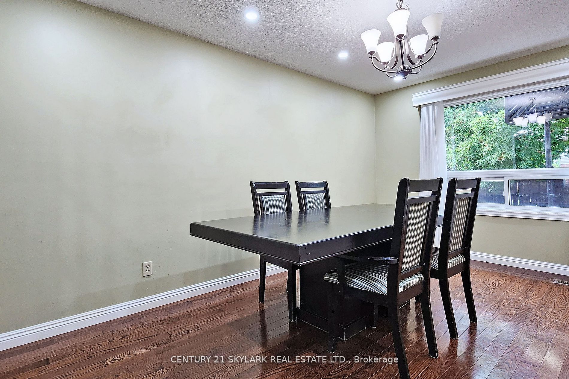 2388 Wildwood Cres