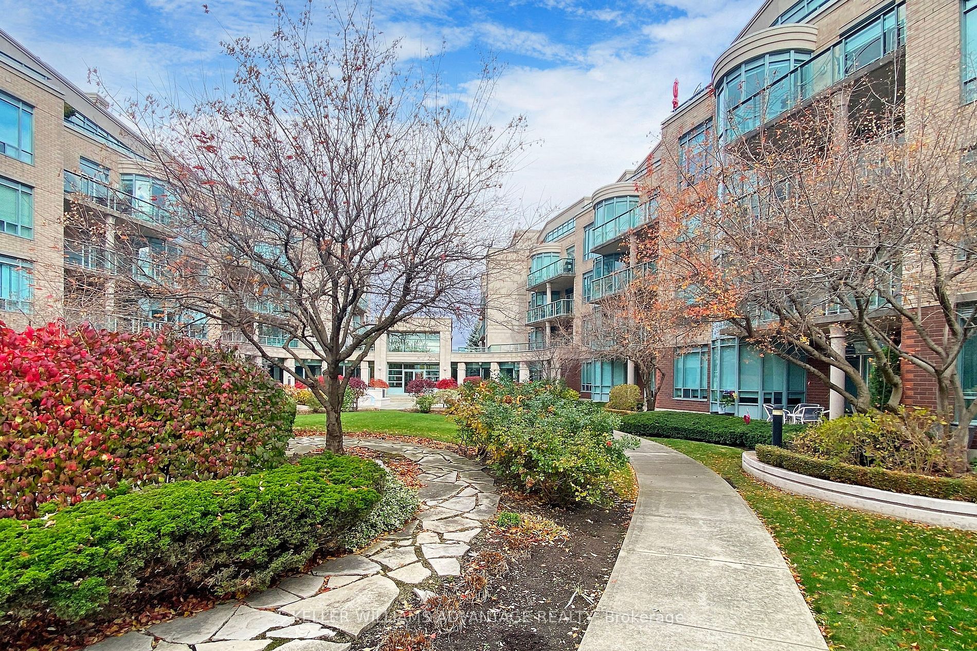 9 Boardwalk Dr, #111