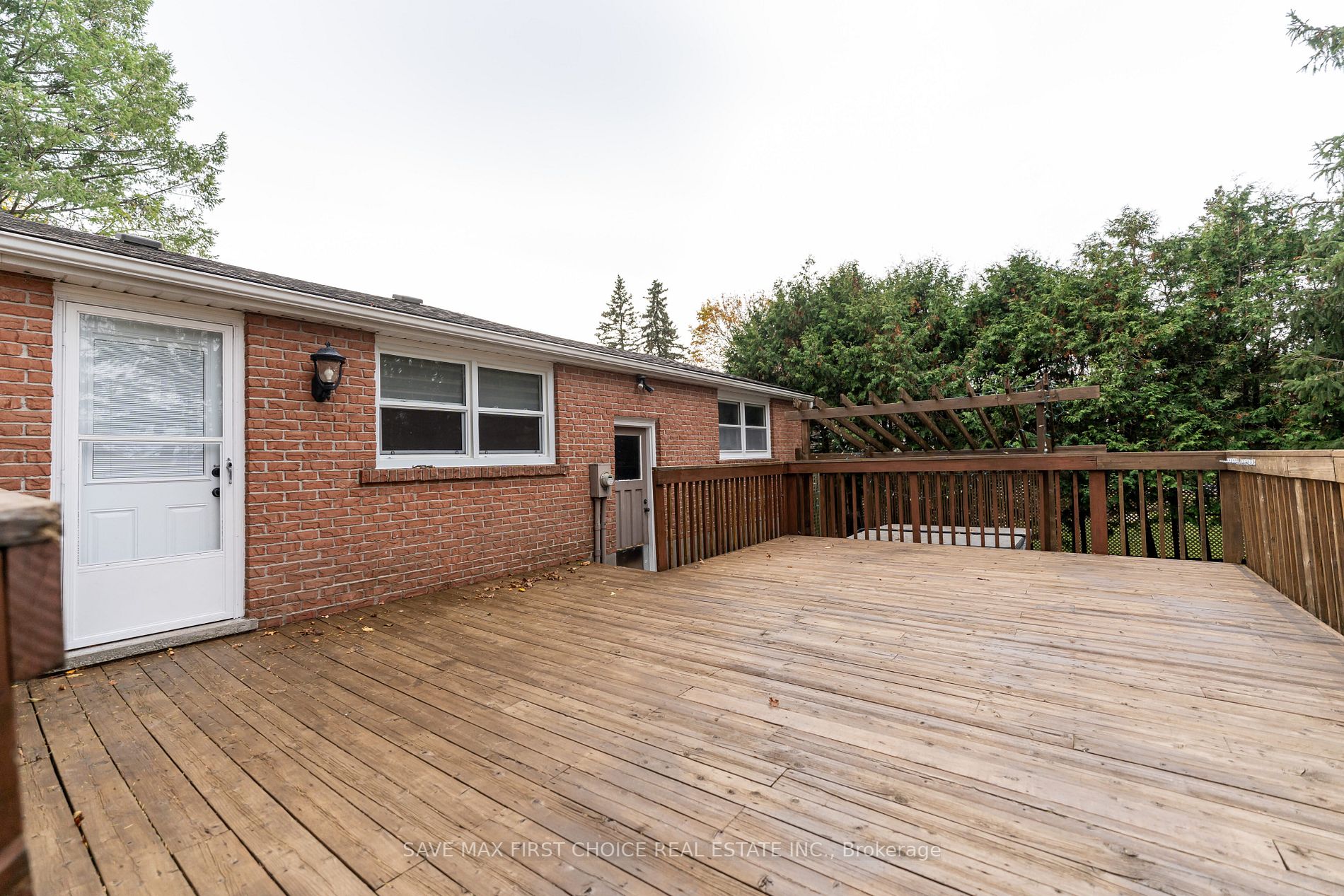 180 Columbus Rd W