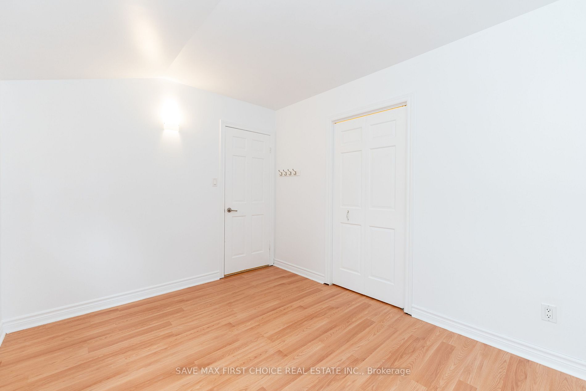 180 Columbus Rd W