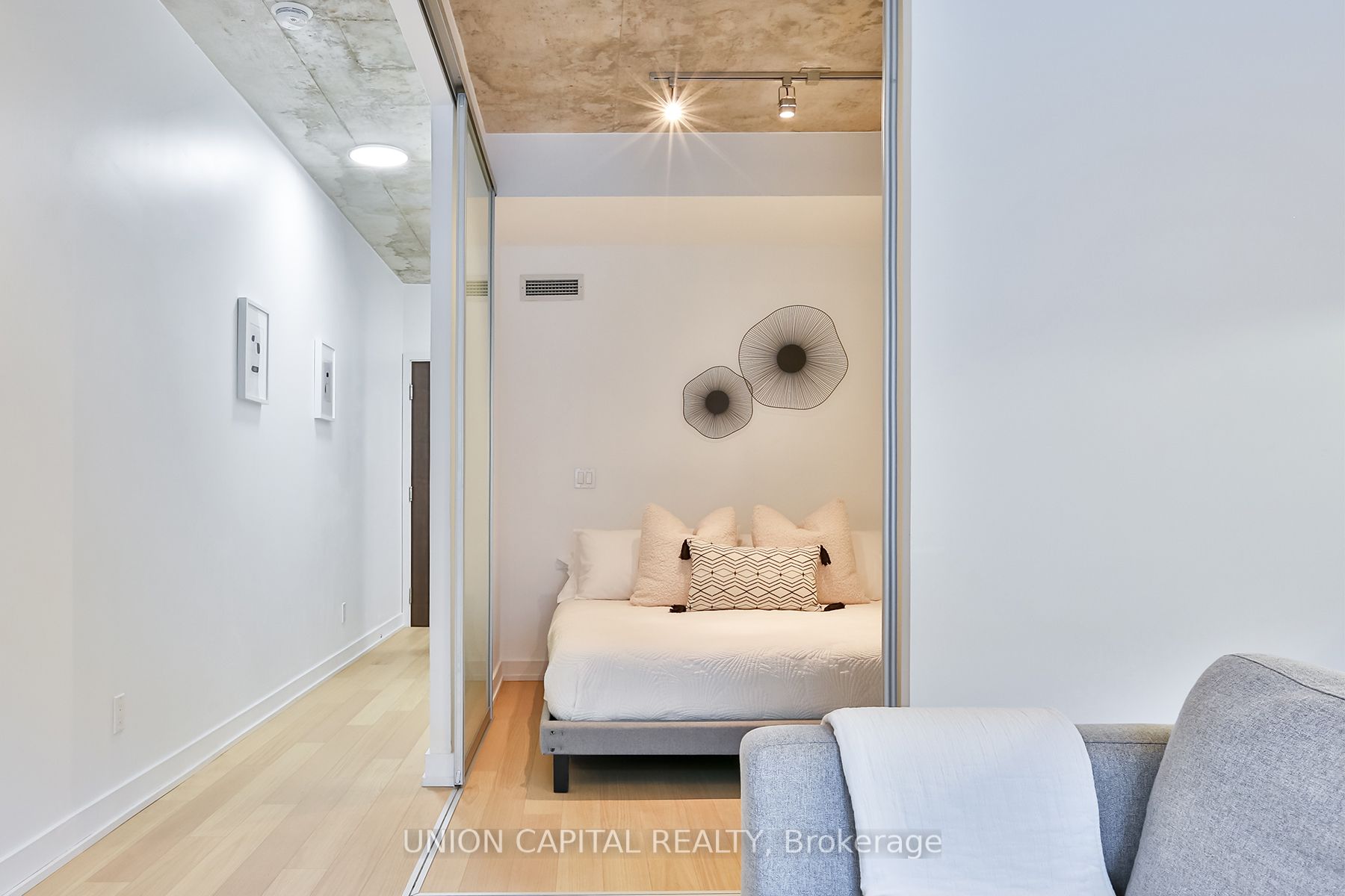 1190 Dundas St E, #324