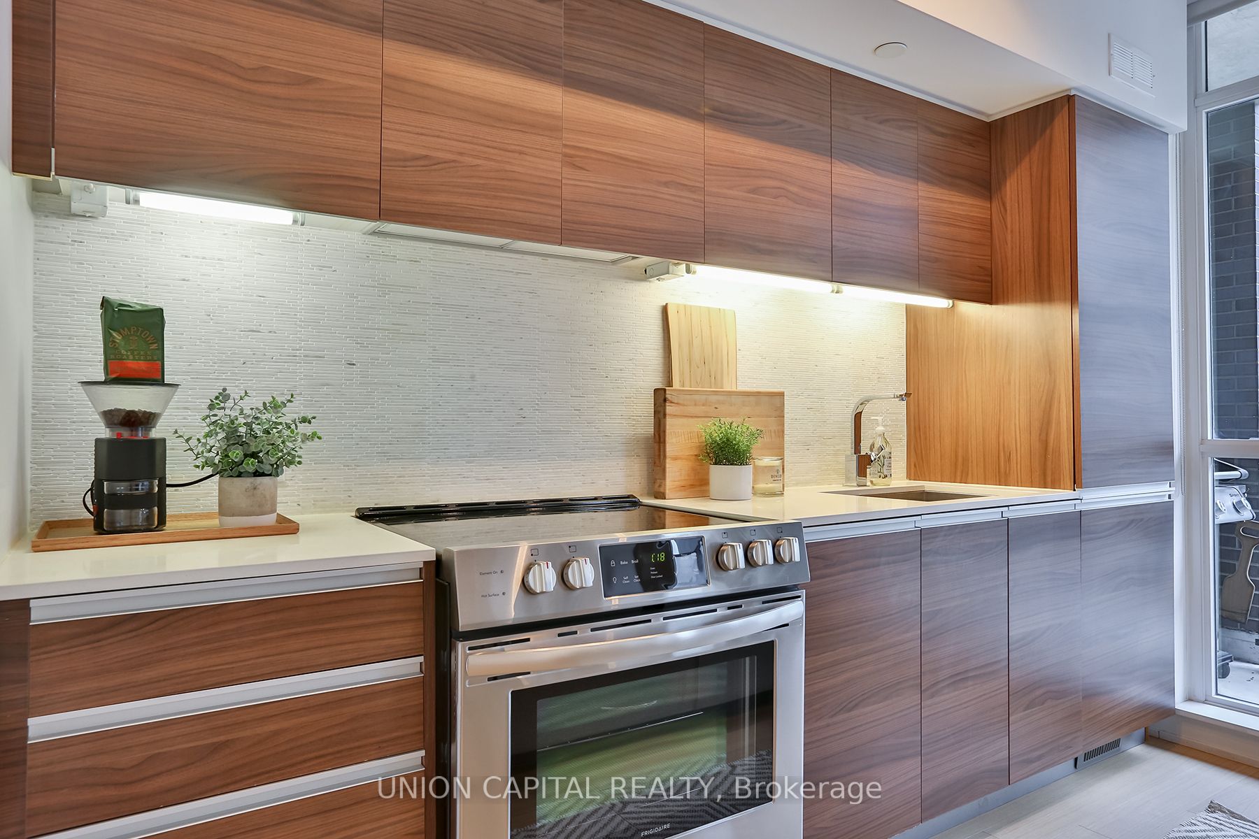 1190 Dundas St E, #324