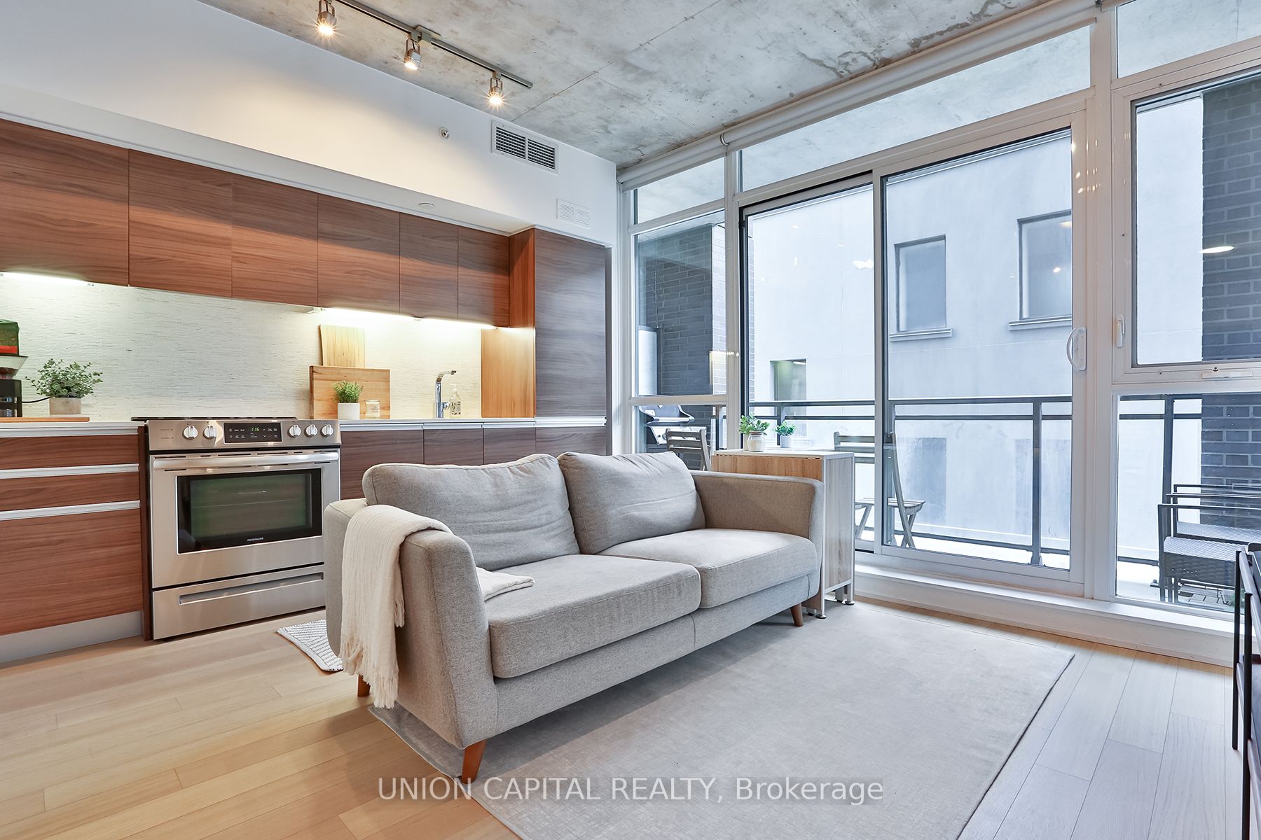 1190 Dundas St E, #324