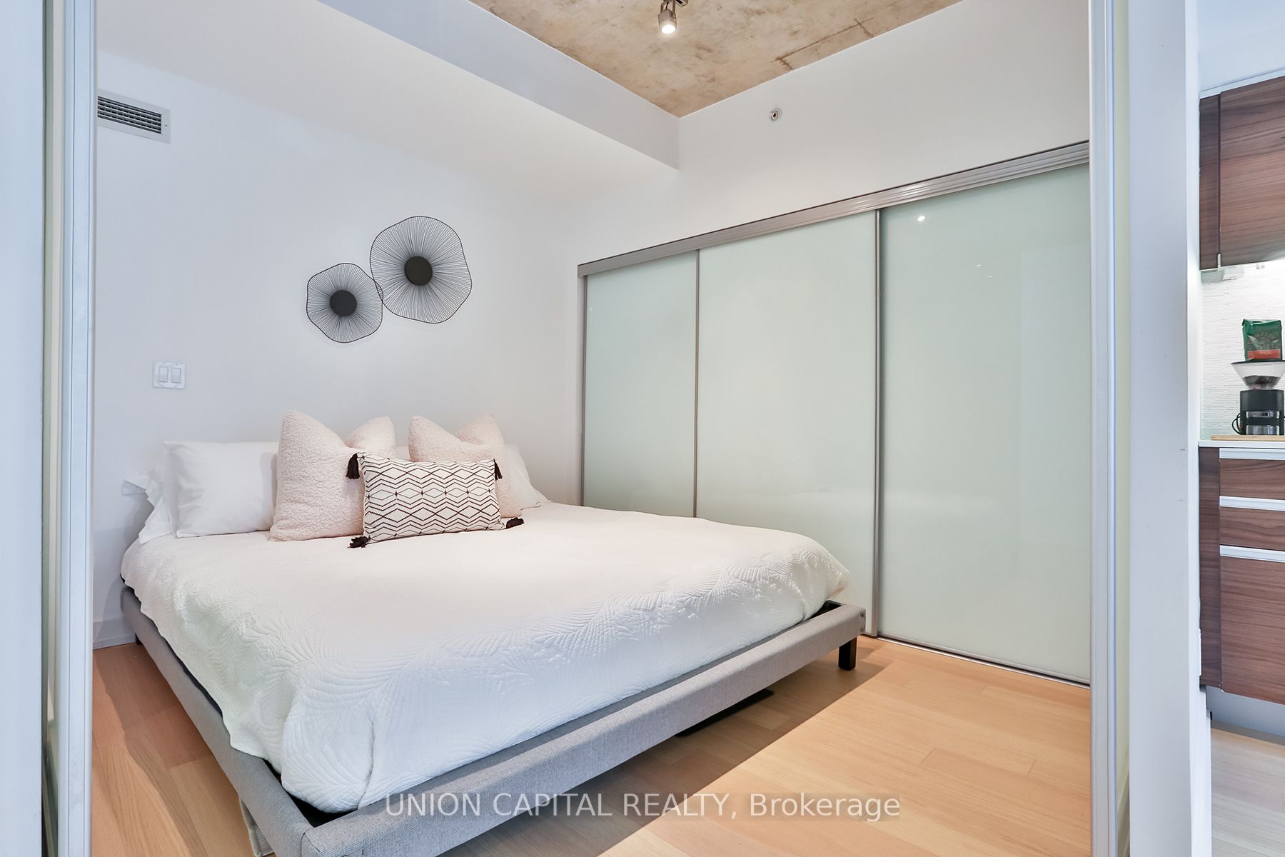 1190 Dundas St E, #324