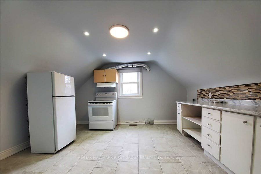 Upper 253 Sinclair Ave, (MLS® E7289452) See this detached house