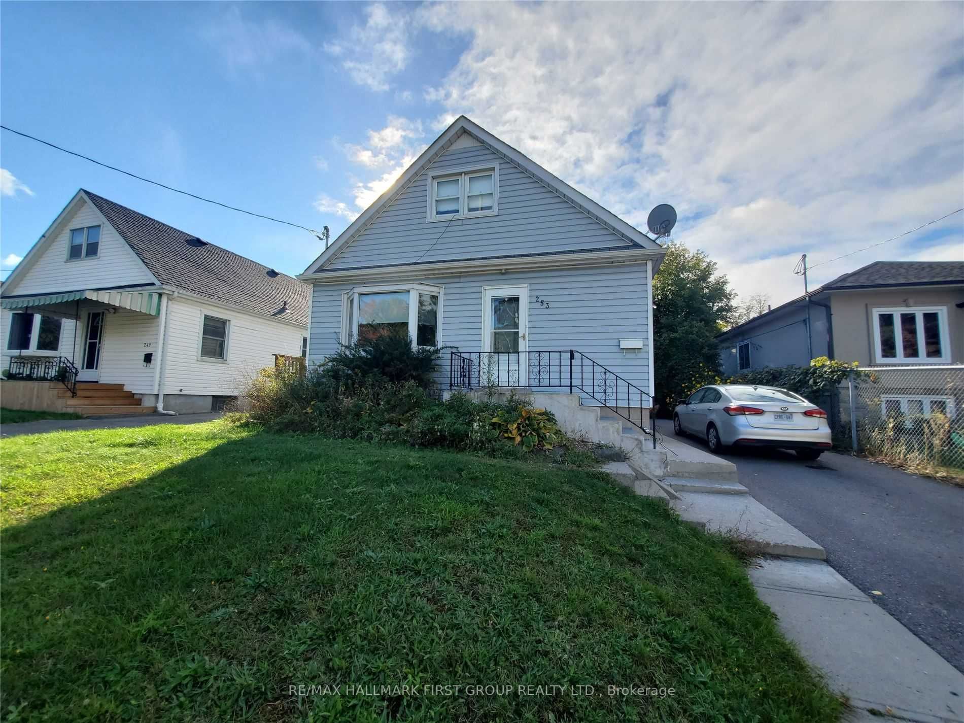 Upper 253 Sinclair Ave, (MLS® E7289452) See this detached house