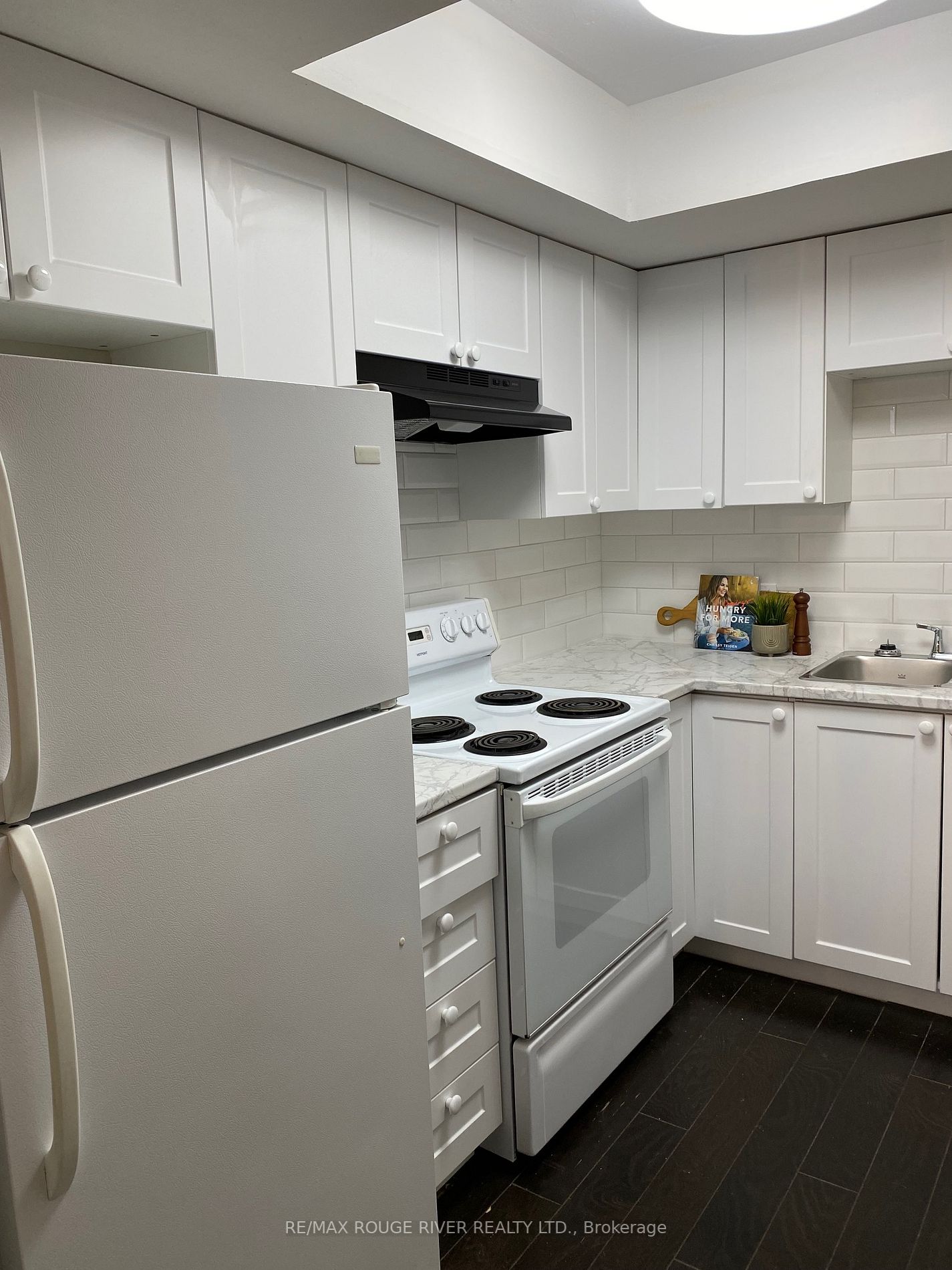 144 Queen St, #503