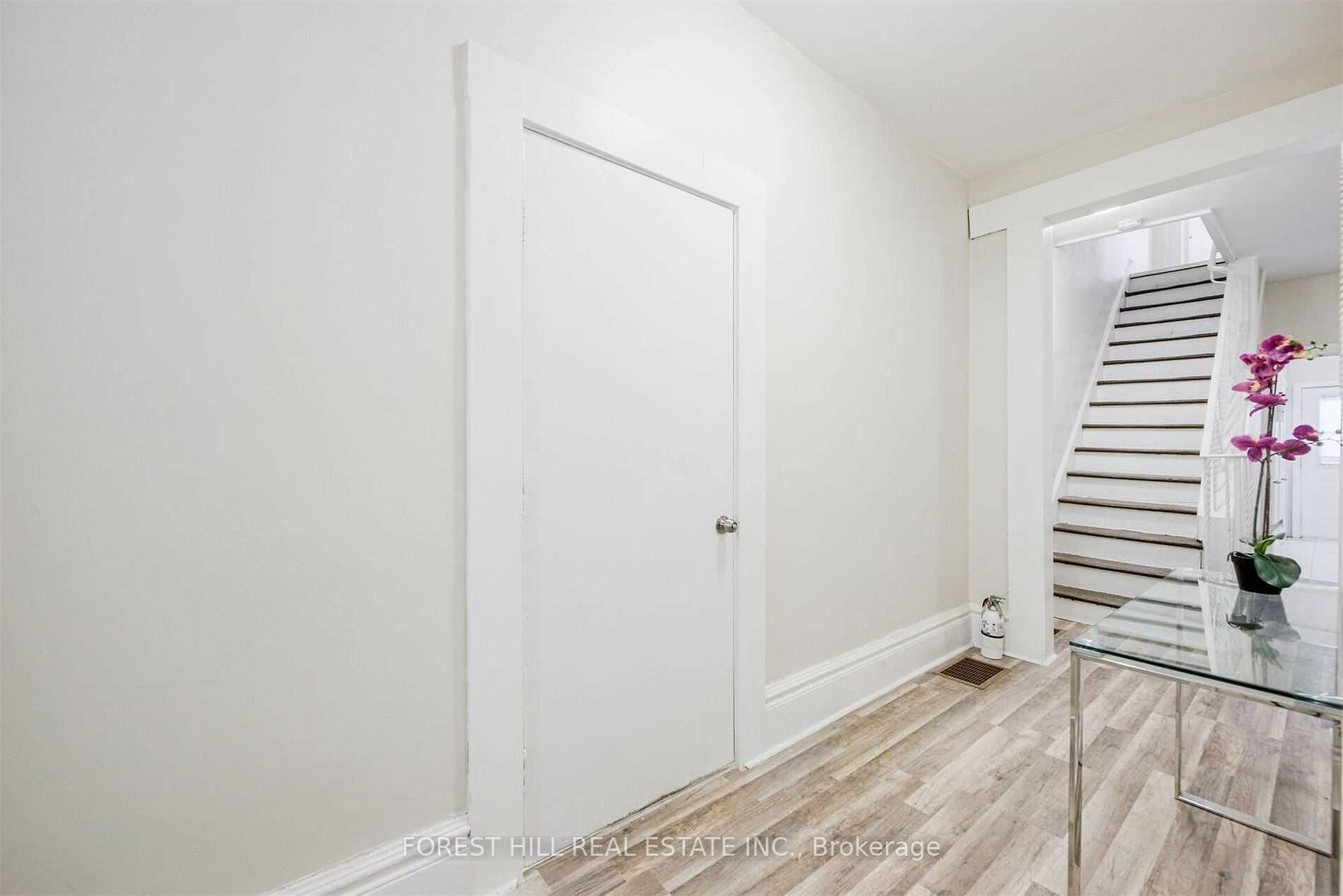 1934 Queen St E, #Upper