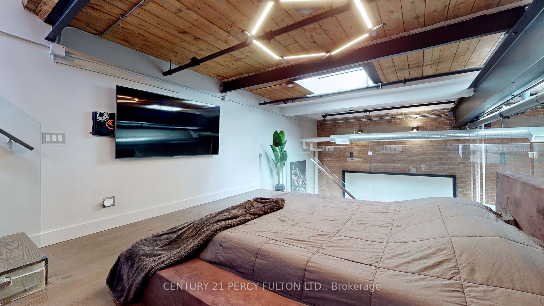 326 Carlaw Ave, #124