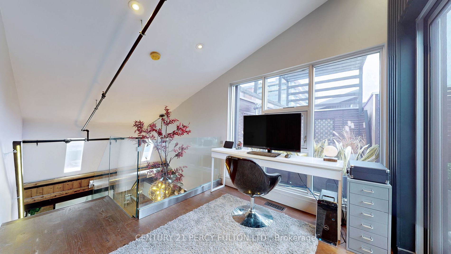 326 Carlaw Ave, #124