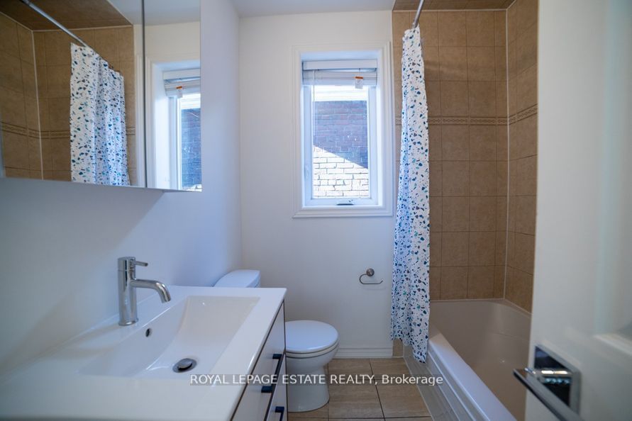 1111 Gerrard St E