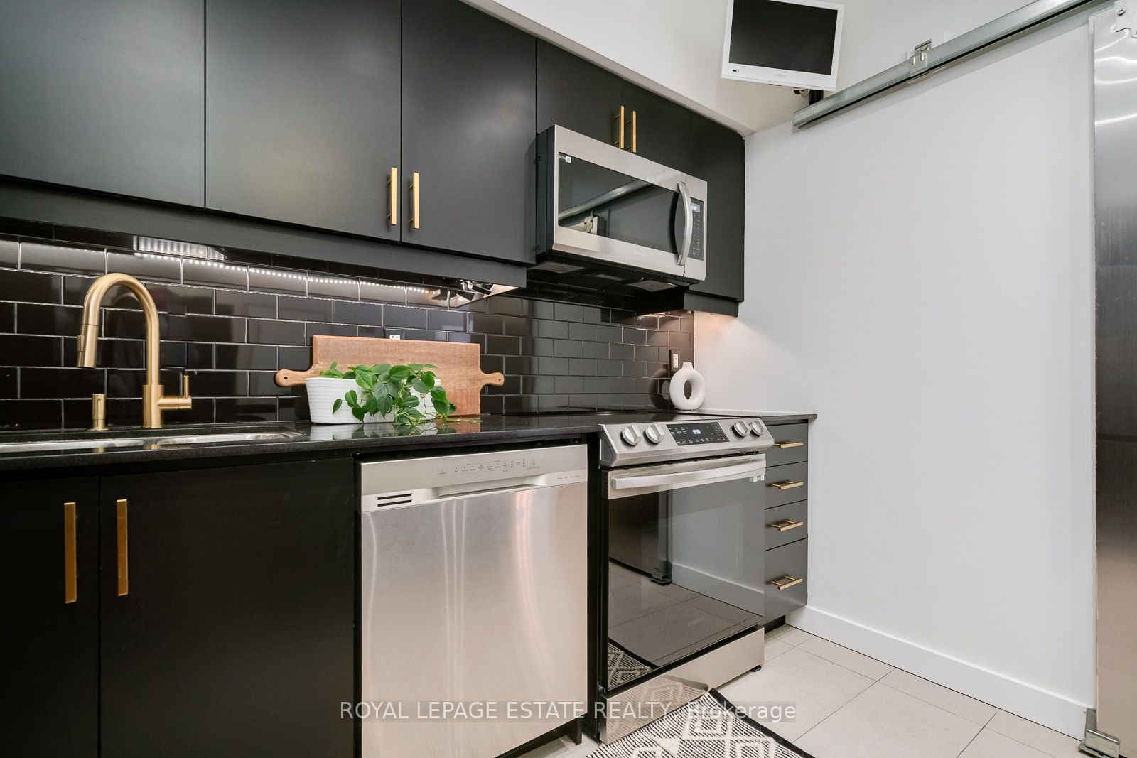 601 Kingston Rd, #410