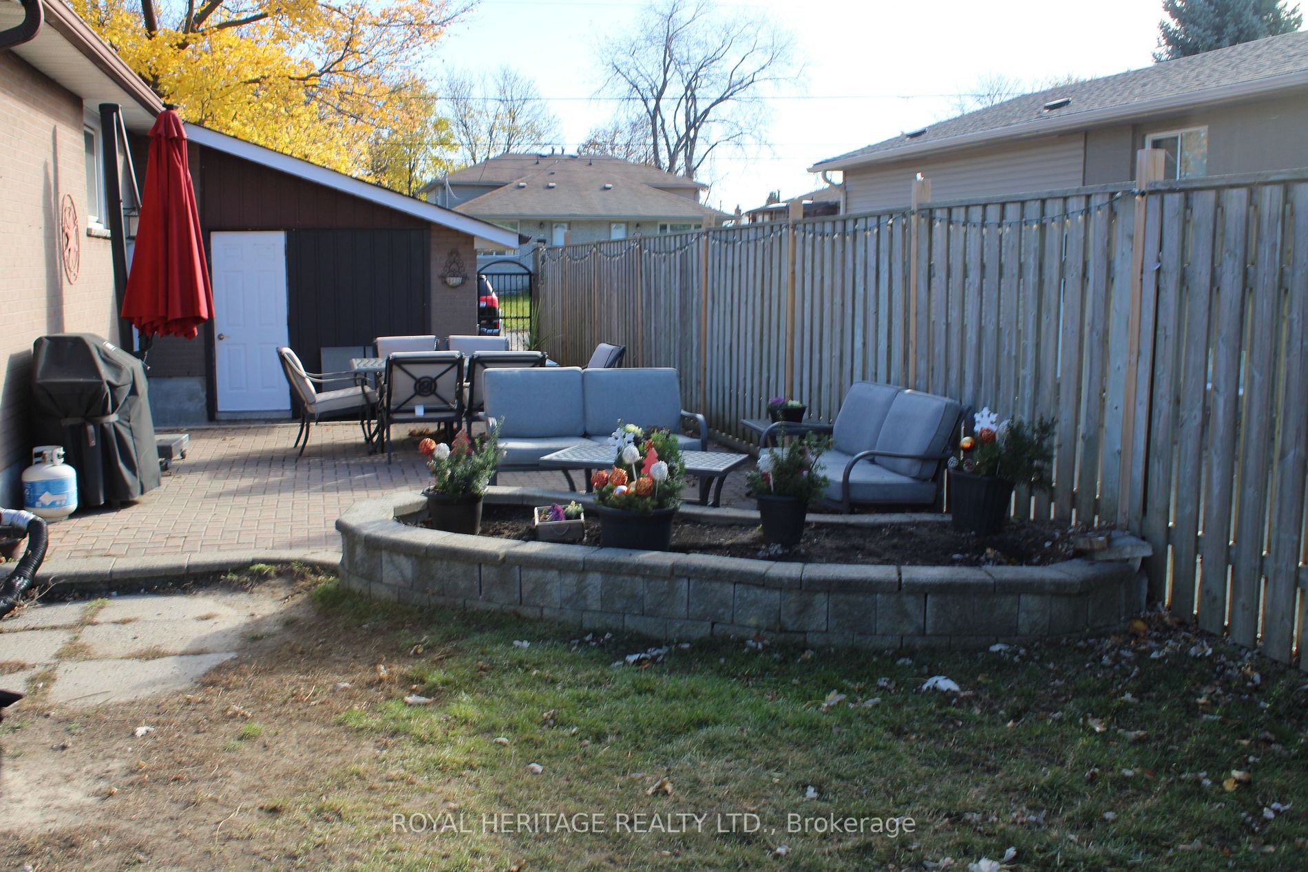 888 Marinet Cres