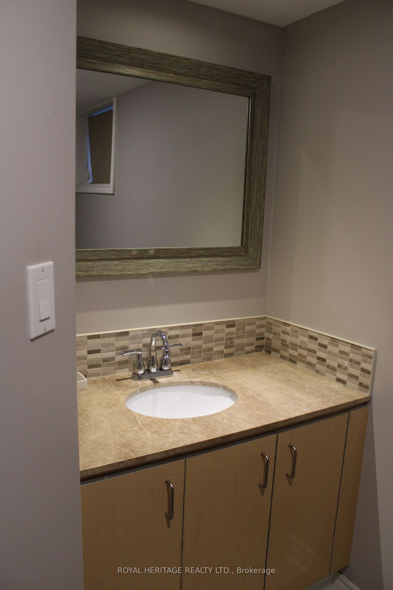 888 Marinet Cres
