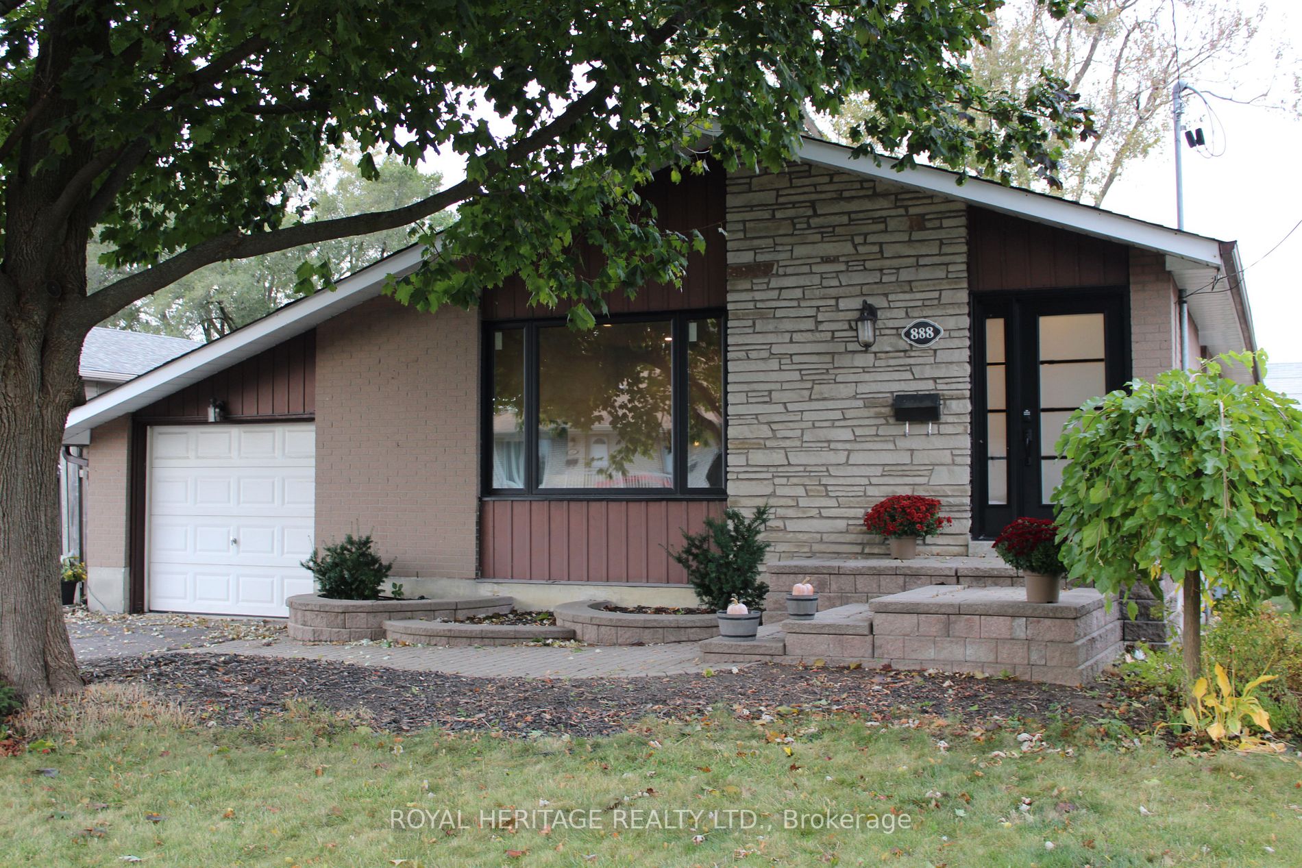 888 Marinet Cres