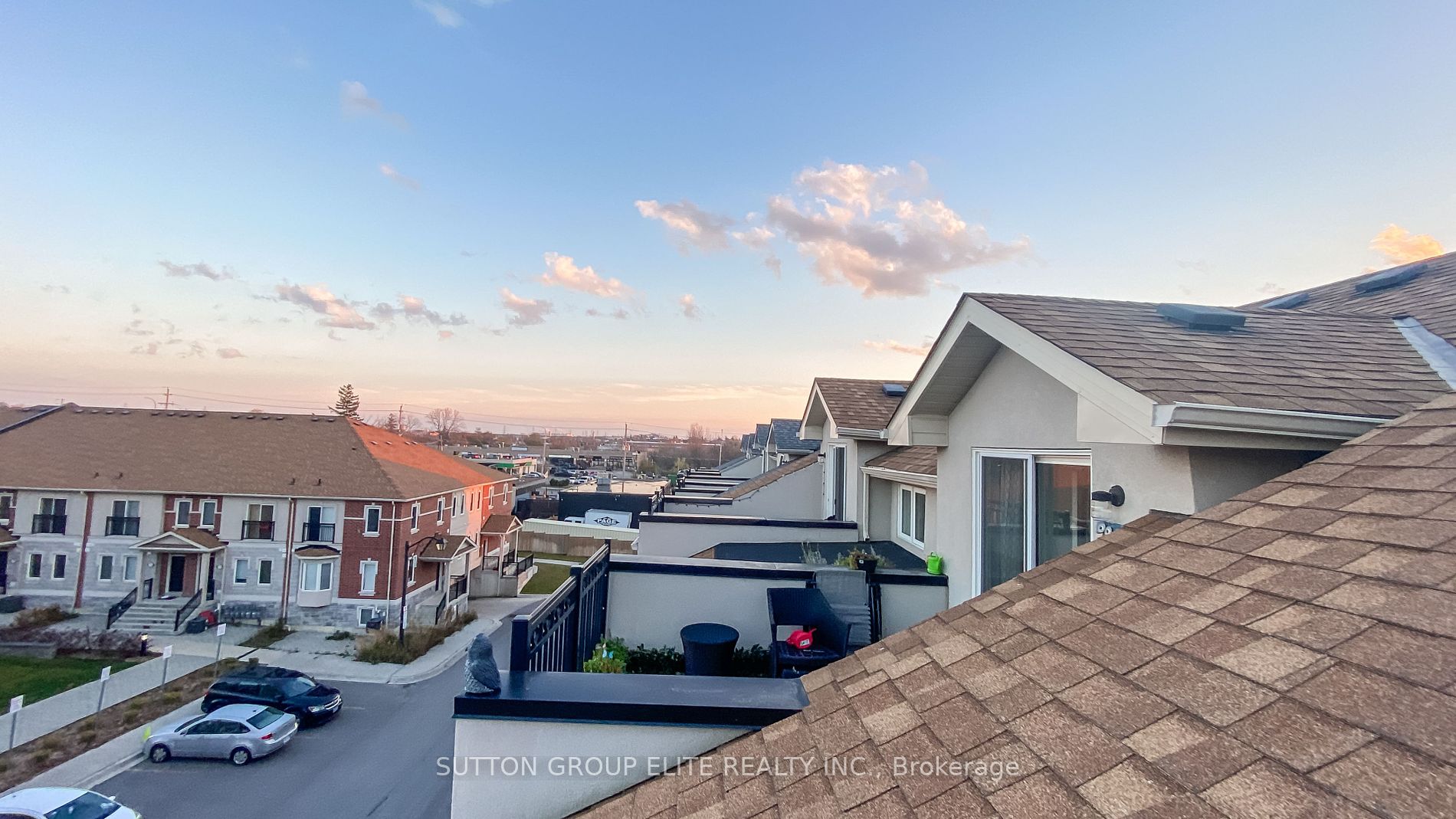 16 Dunsley Way E