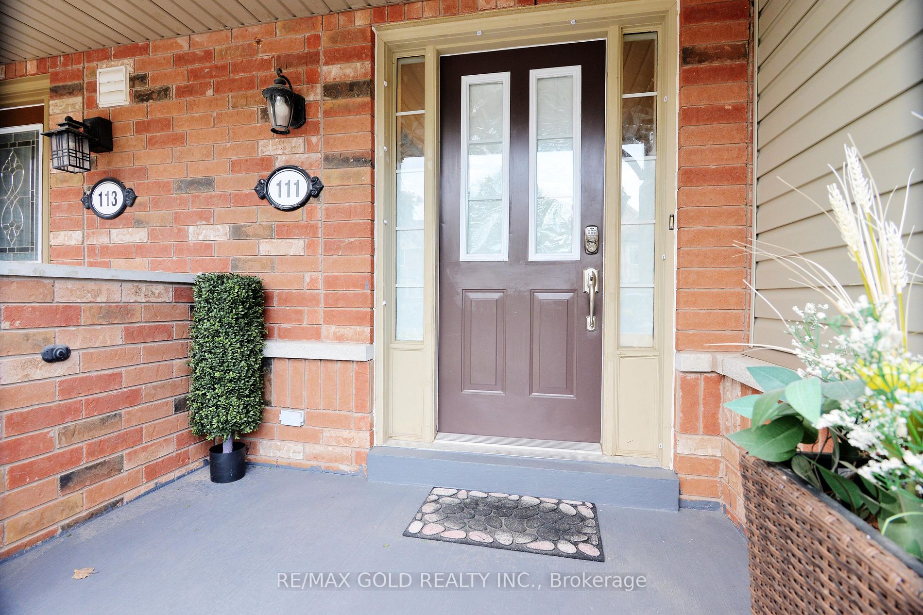 111 Whitefoot Cres