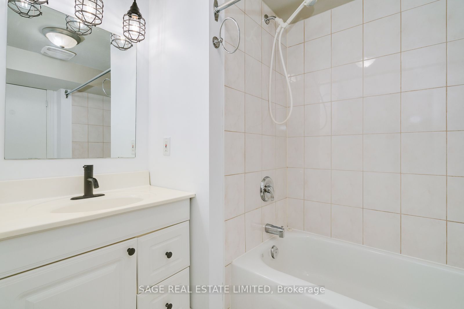 64 Sunnypoint Cres, #Lower