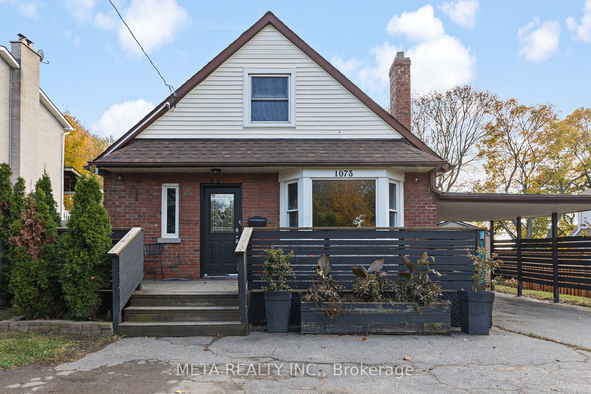 1073 King St E
