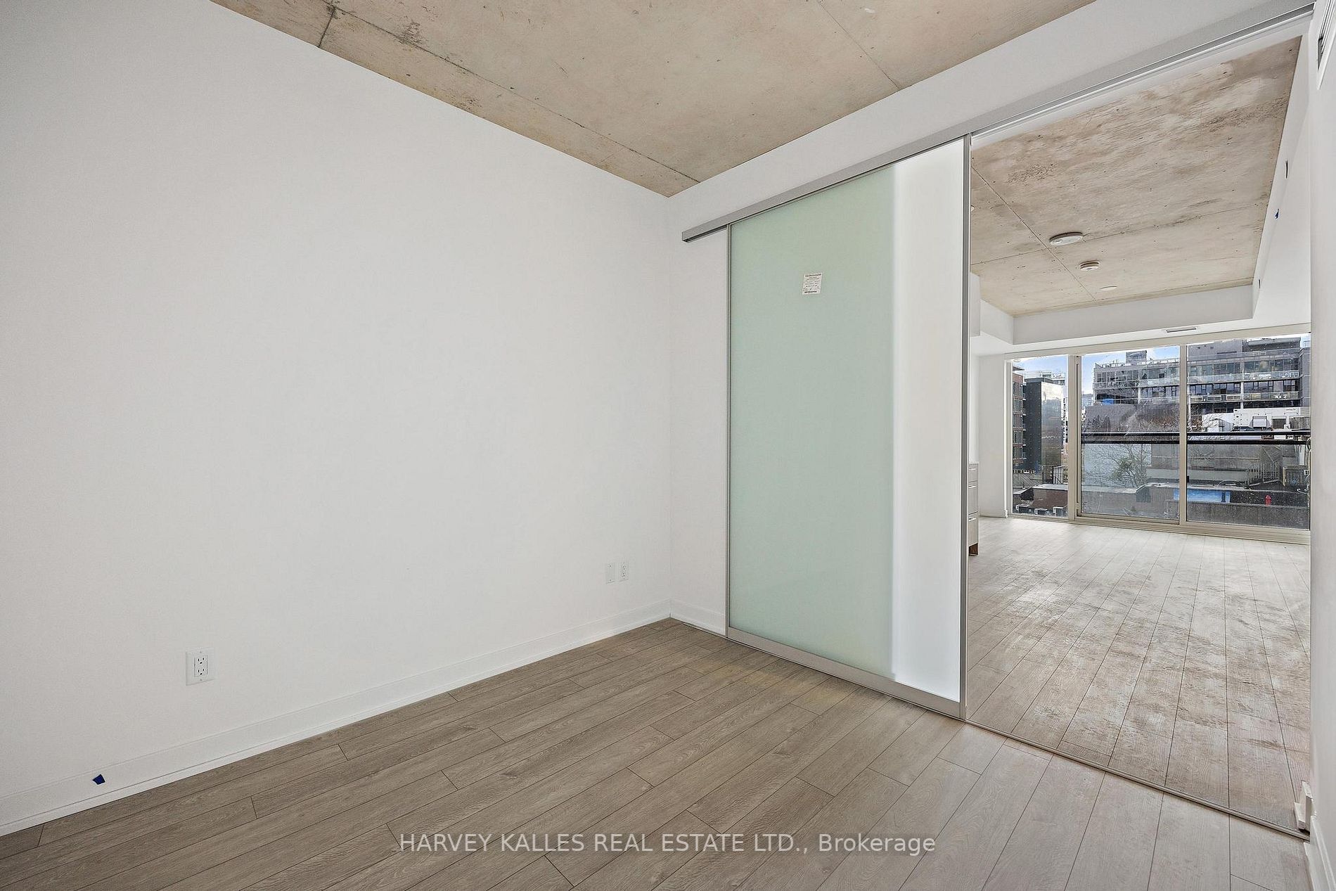 665 Queen St E, #316