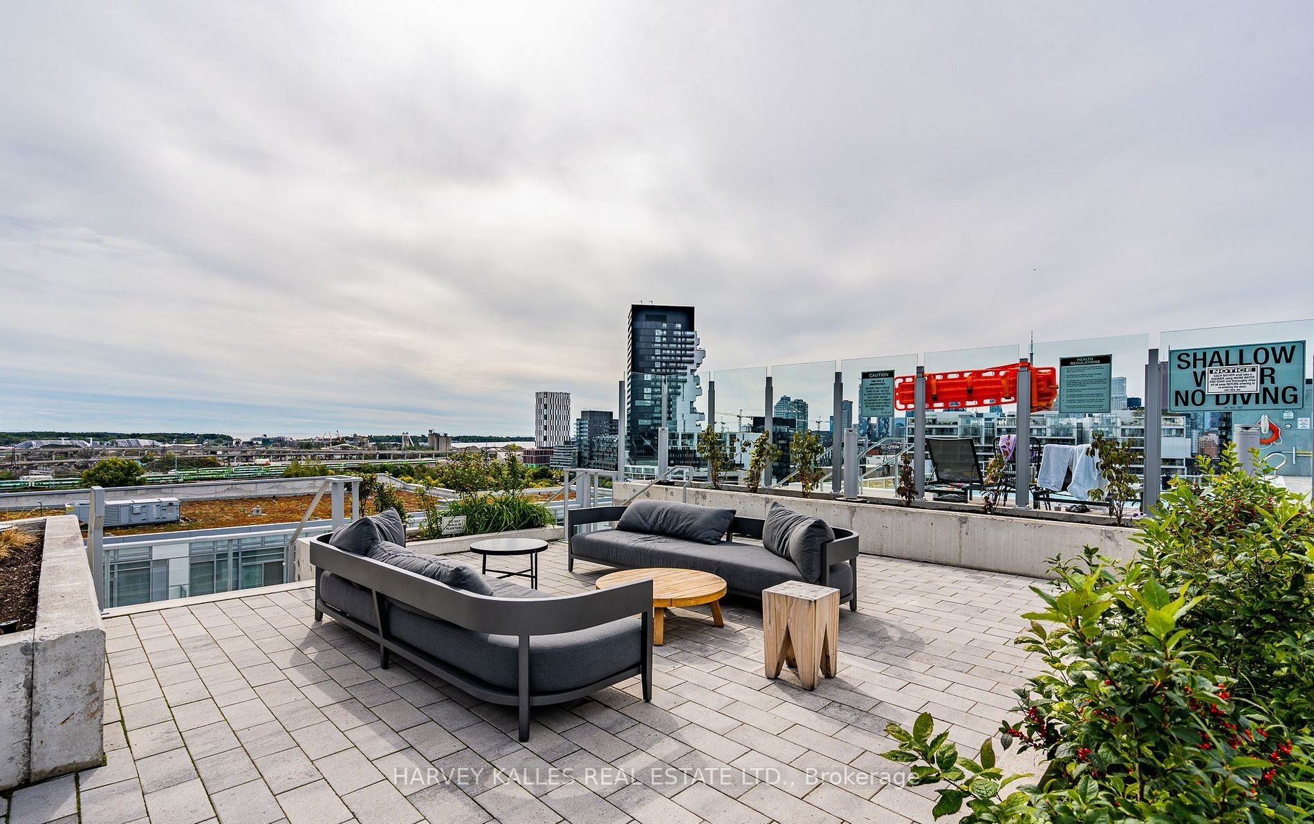 665 Queen St E, #316