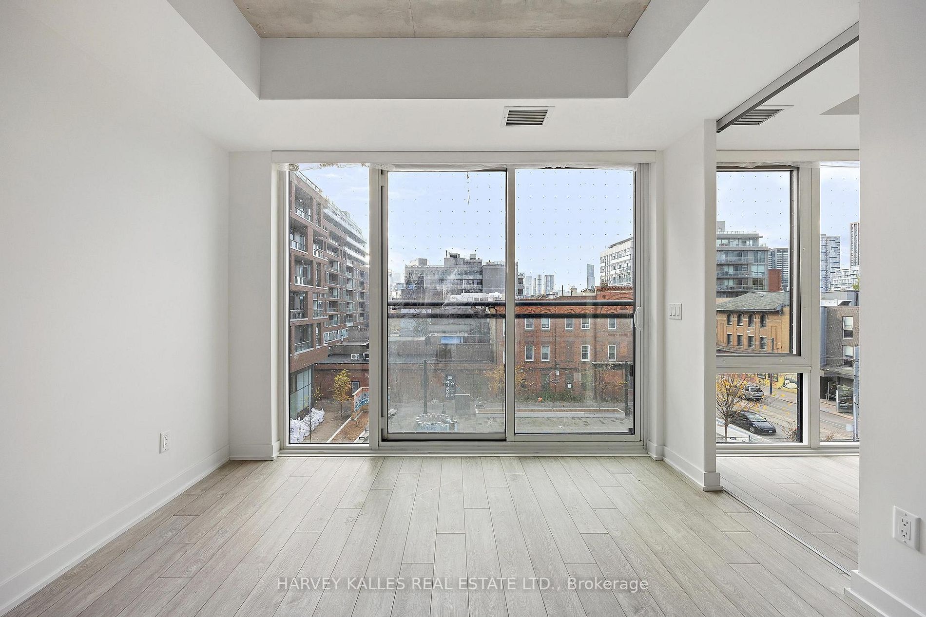 665 Queen St E, #316