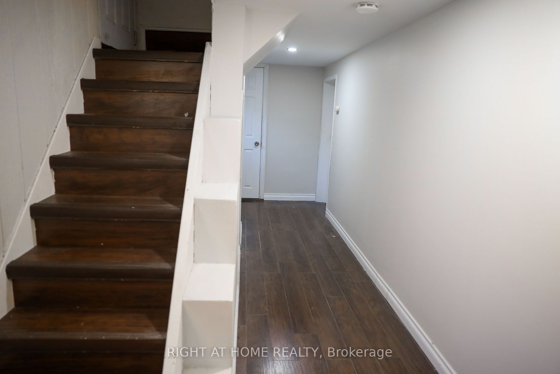 572 Crerar Ave
